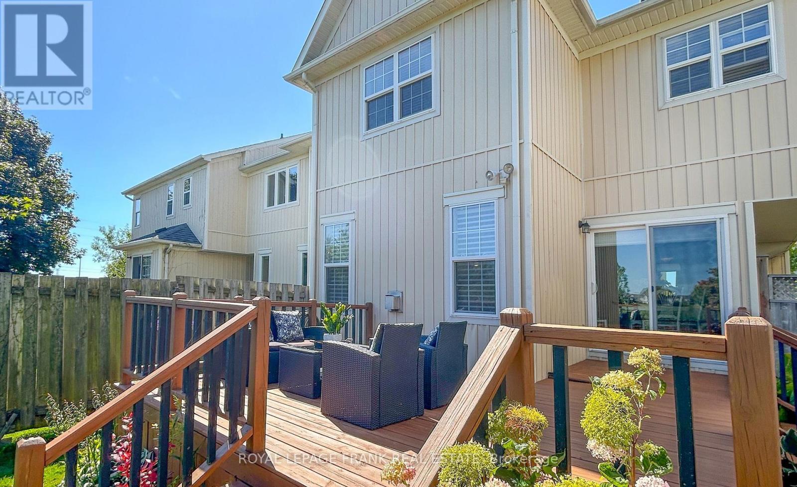 












33 BEXLEY CRESCENT E

,
Whitby (Brooklin),




Ontario
L1M2C7

