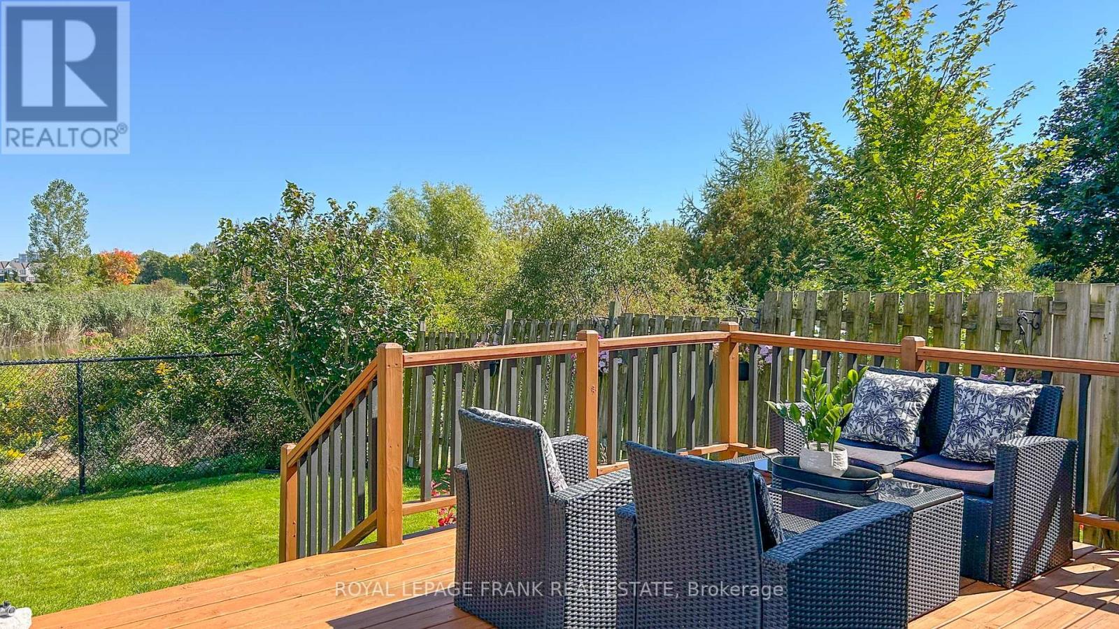 












33 BEXLEY CRESCENT E

,
Whitby (Brooklin),




Ontario
L1M2C7

