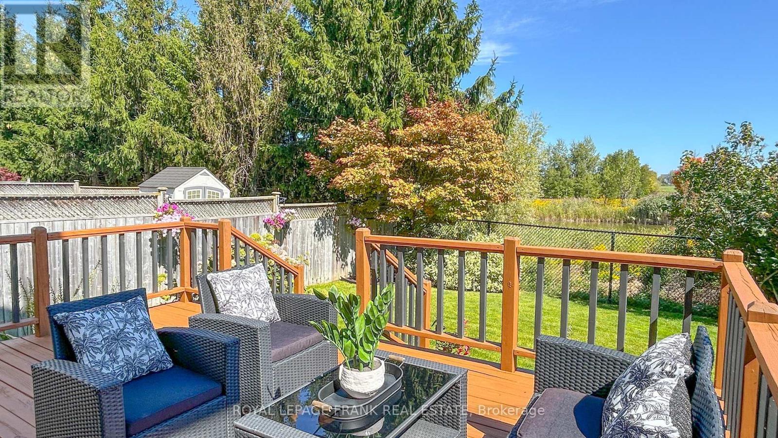 












33 BEXLEY CRESCENT E

,
Whitby (Brooklin),




Ontario
L1M2C7

