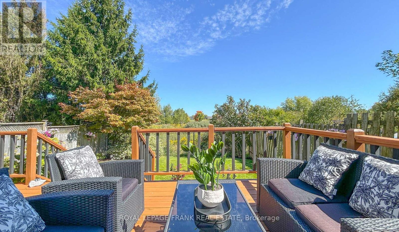 












33 BEXLEY CRESCENT E

,
Whitby (Brooklin),




Ontario
L1M2C7

