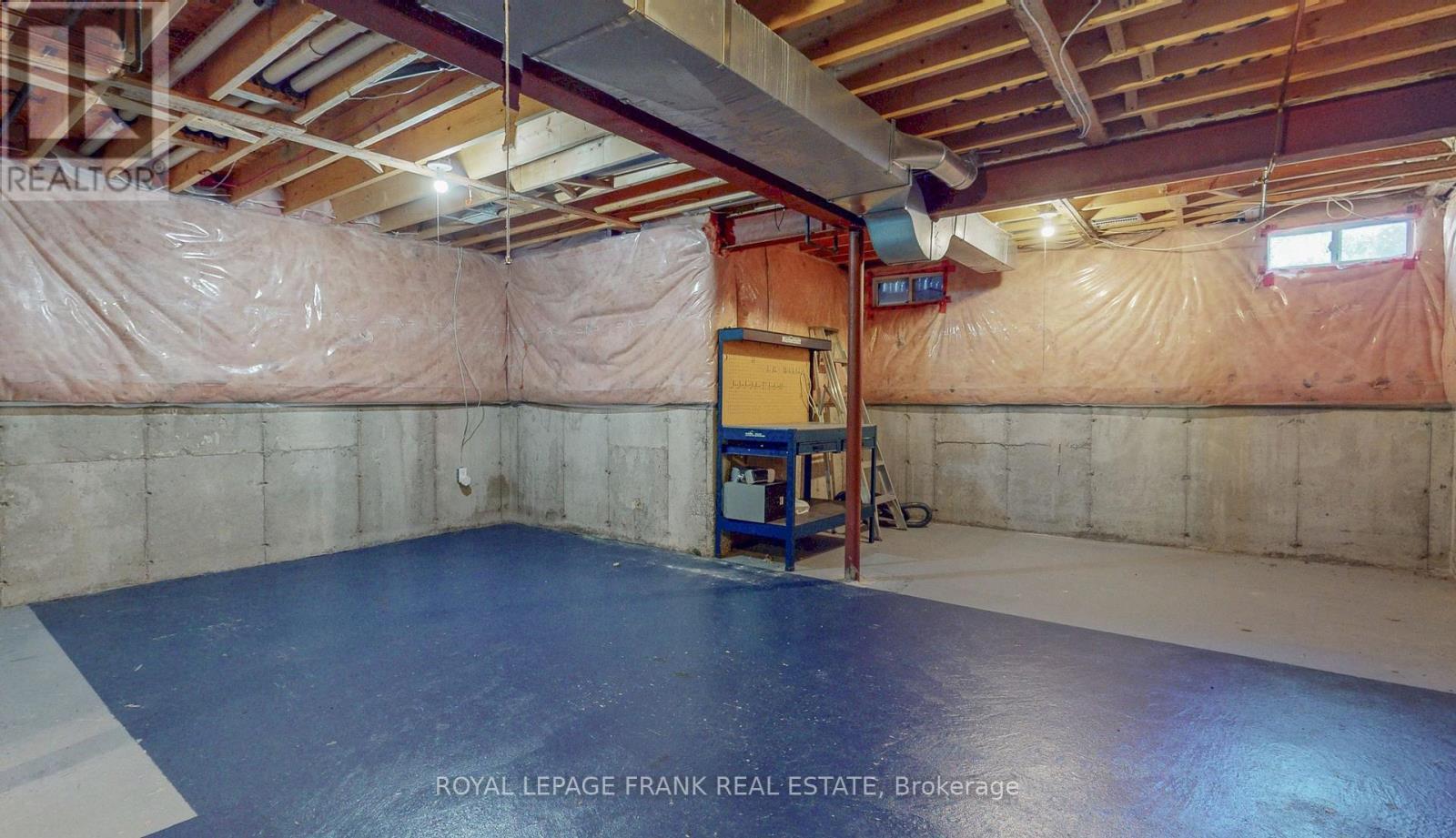 












33 BEXLEY CRESCENT E

,
Whitby (Brooklin),




Ontario
L1M2C7

