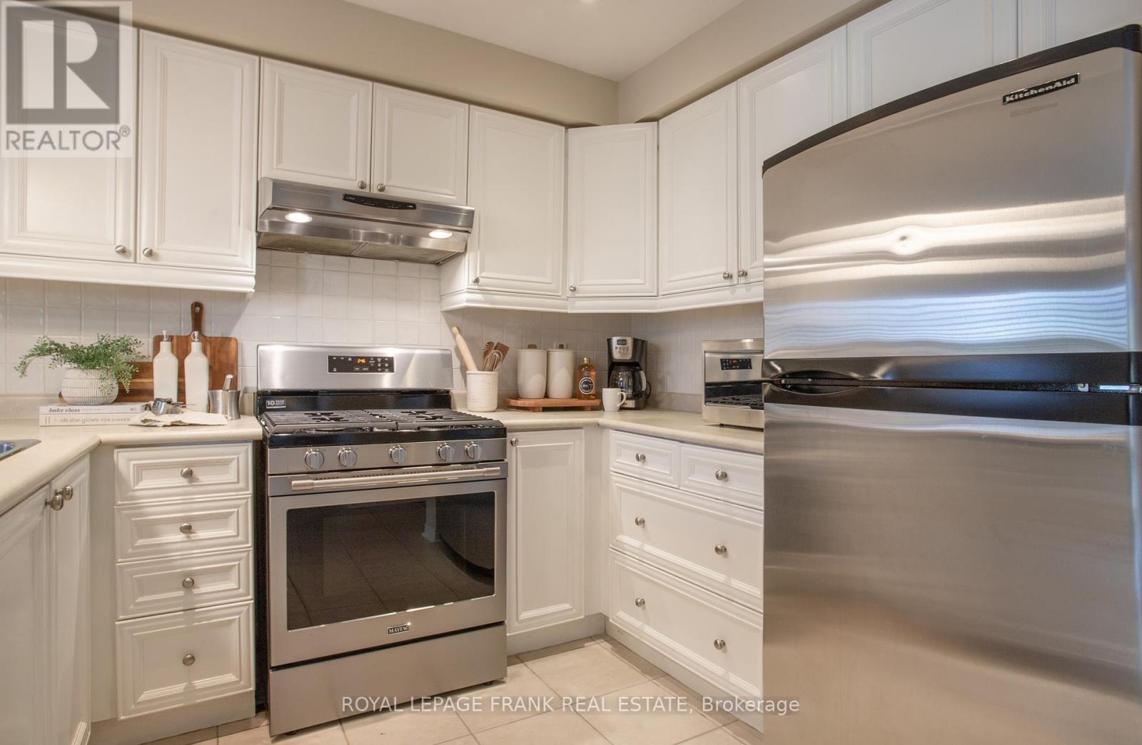 












33 BEXLEY CRESCENT E

,
Whitby (Brooklin),




Ontario
L1M2C7

