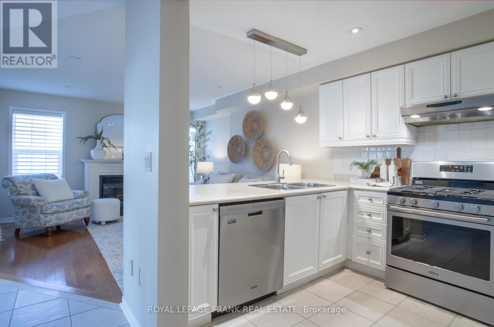 












33 BEXLEY CRESCENT E

,
Whitby (Brooklin),




Ontario
L1M2C7

