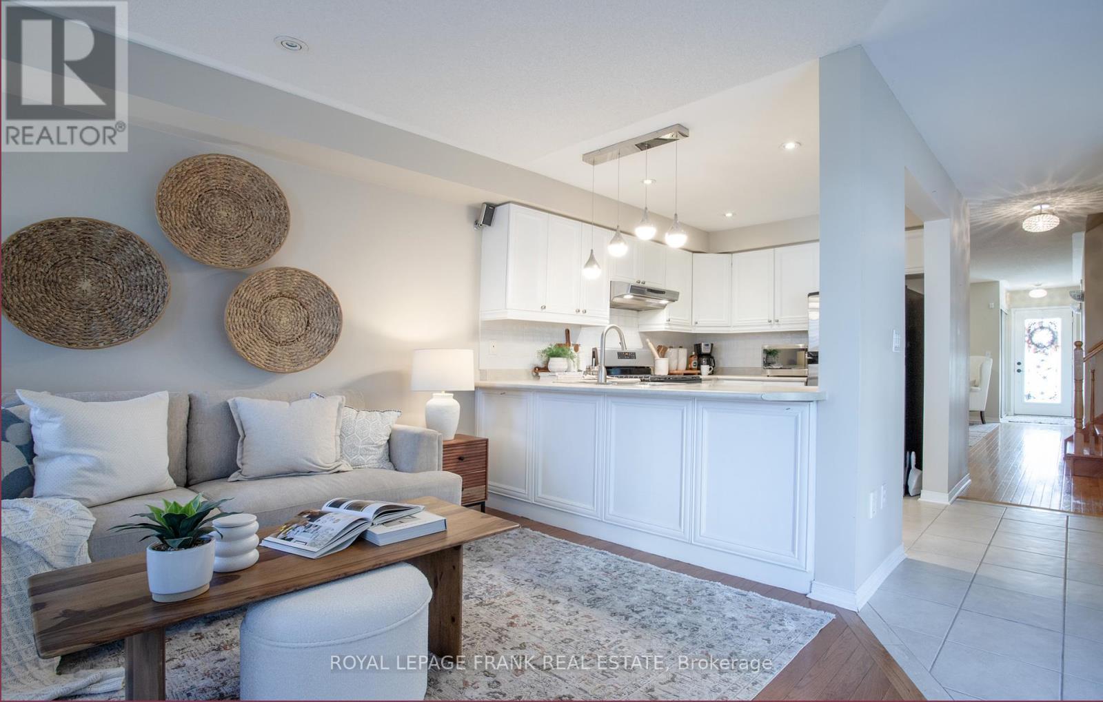












33 BEXLEY CRESCENT E

,
Whitby (Brooklin),




Ontario
L1M2C7

