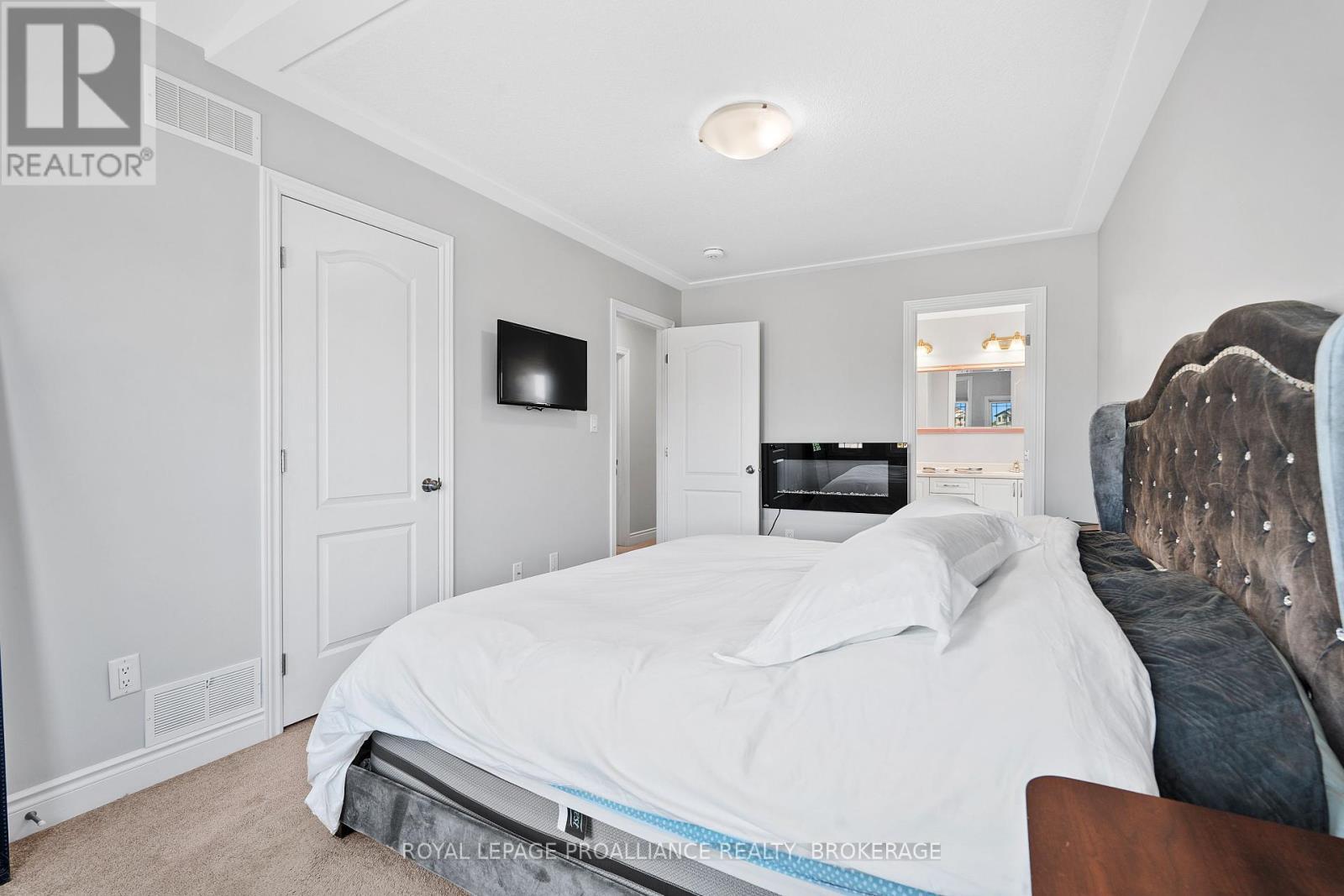 












1556 ALBANY DRIVE

,
Kingston (City Northwest),




Ontario
K7P0L9

