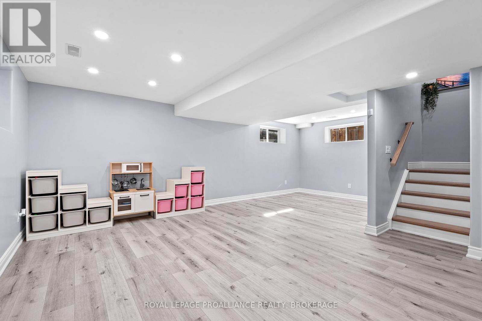 












1556 ALBANY DRIVE

,
Kingston (City Northwest),




Ontario
K7P0L9

