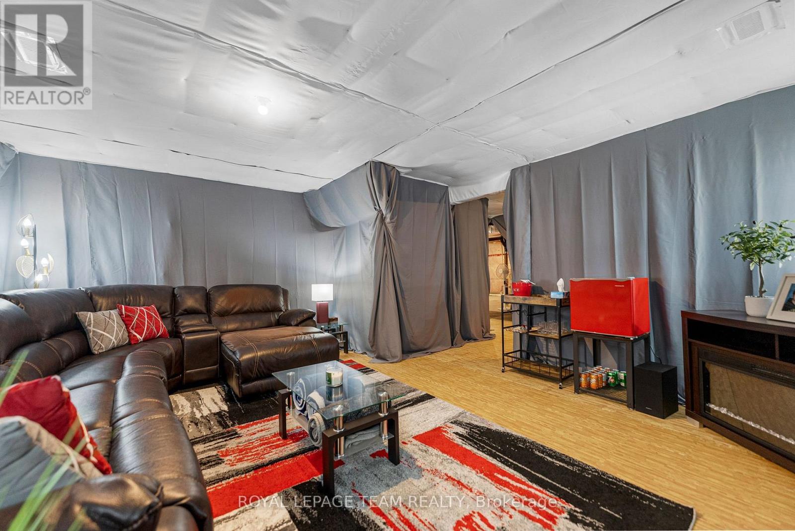 












276 WOOD AVENUE

,
Smiths Falls,




Ontario
K7A5H2

