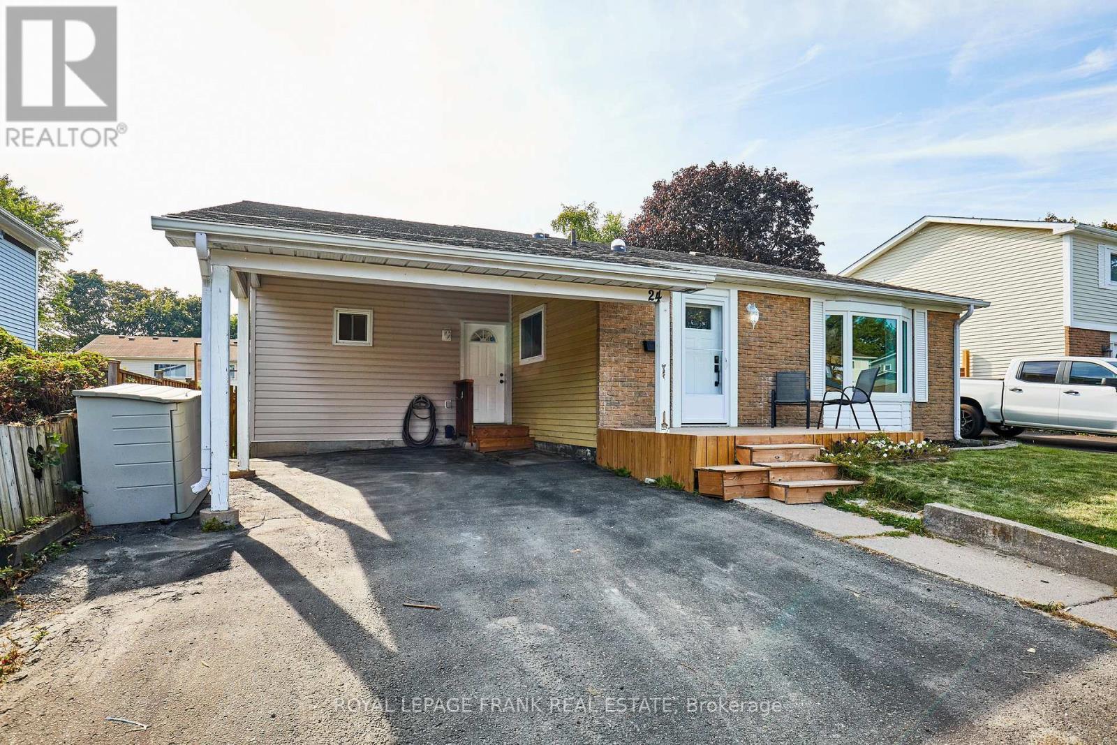 












24 ROSER CRESCENT

,
Clarington (Bowmanville),




Ontario
L1C3N6

