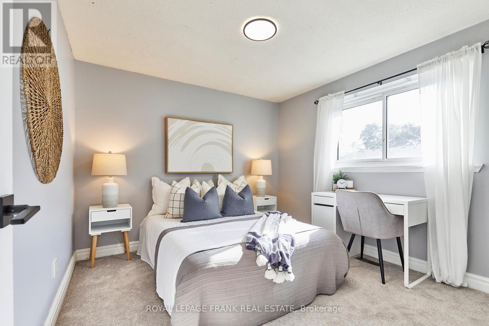 












24 ROSER CRESCENT

,
Clarington (Bowmanville),




Ontario
L1C3N6

