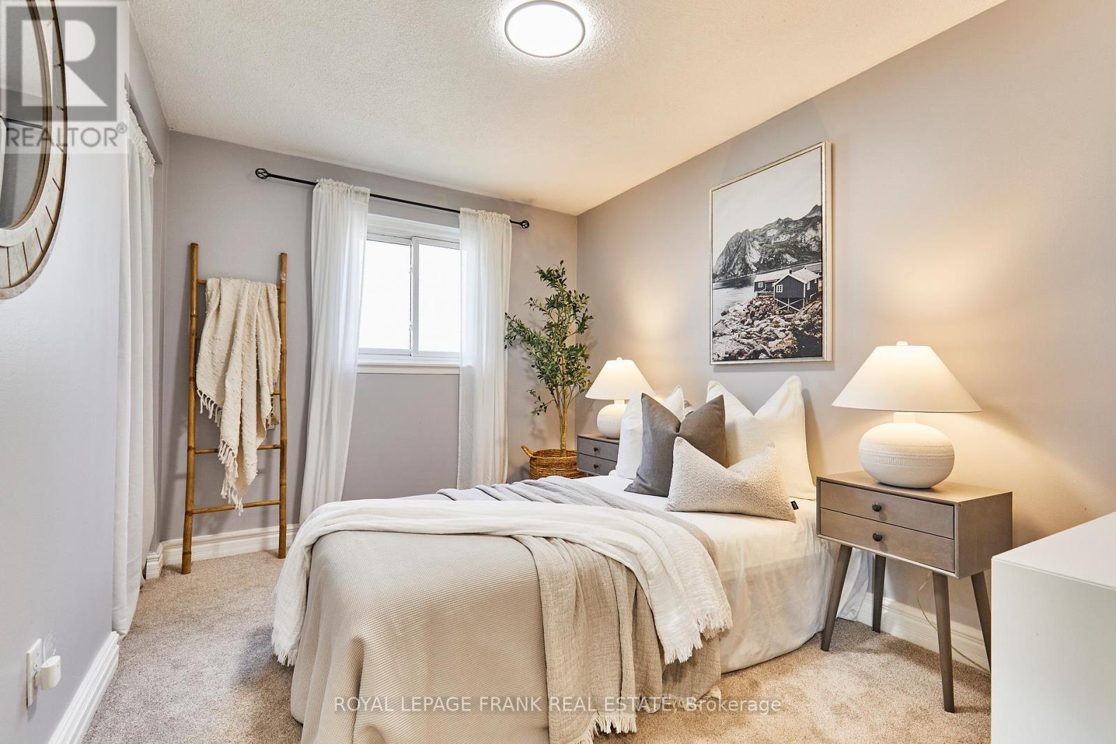 












24 ROSER CRESCENT

,
Clarington (Bowmanville),




Ontario
L1C3N6

