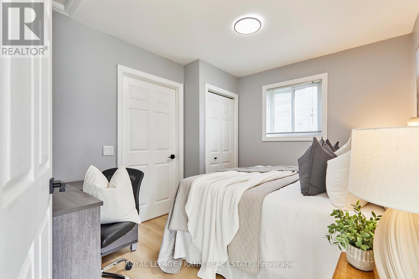 












24 ROSER CRESCENT

,
Clarington (Bowmanville),




Ontario
L1C3N6

