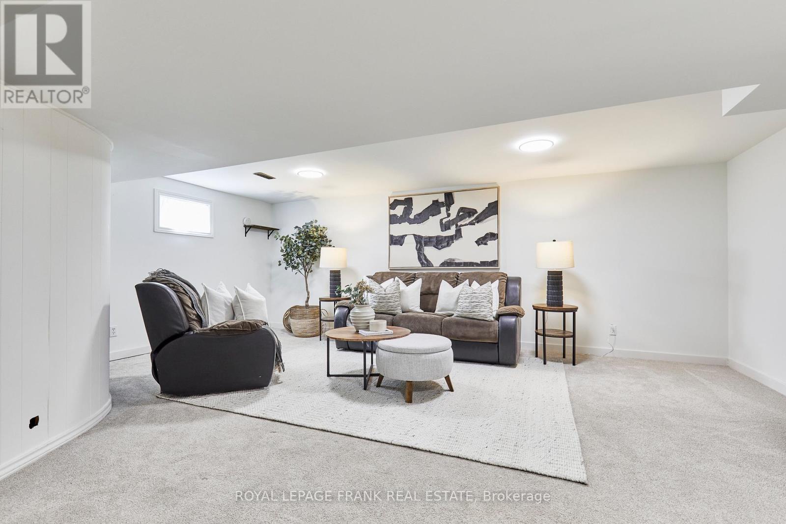 












24 ROSER CRESCENT

,
Clarington (Bowmanville),




Ontario
L1C3N6

