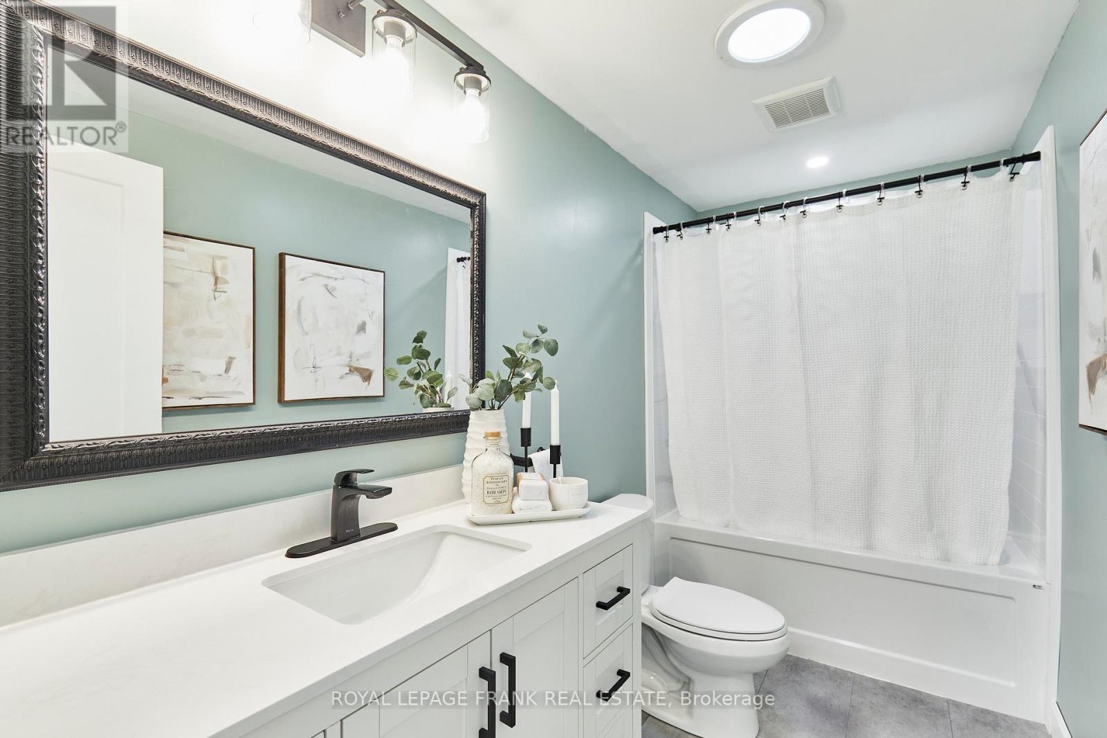 












24 ROSER CRESCENT

,
Clarington (Bowmanville),




Ontario
L1C3N6

