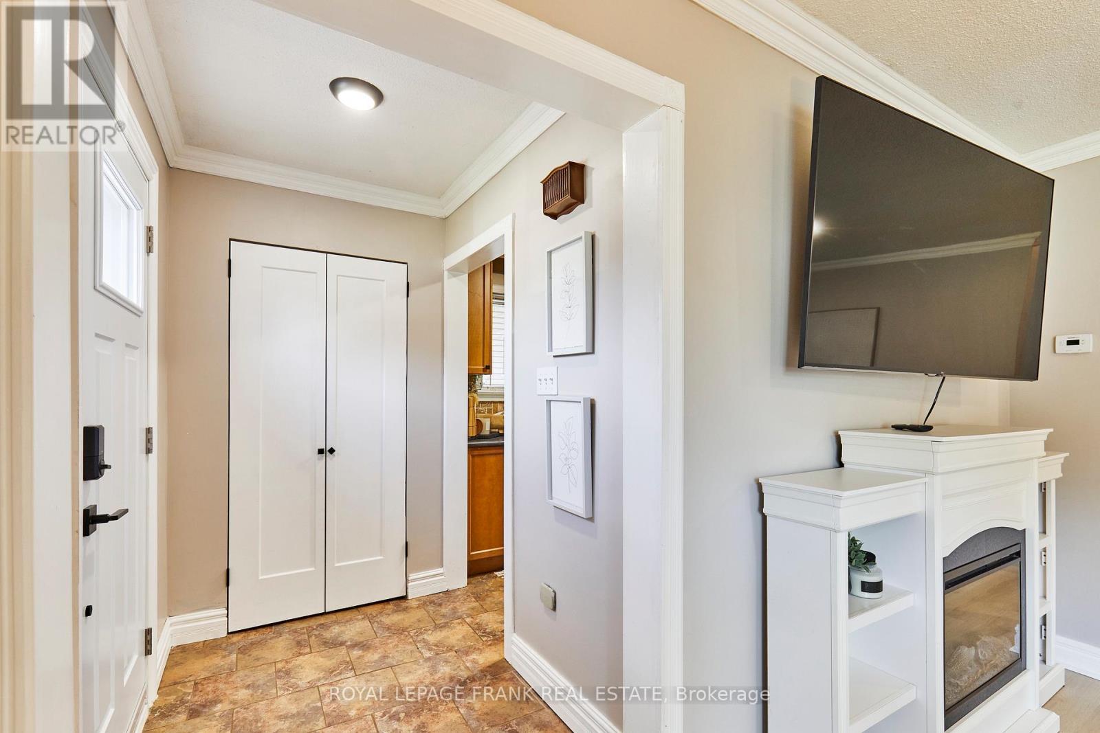 












24 ROSER CRESCENT

,
Clarington (Bowmanville),




Ontario
L1C3N6

