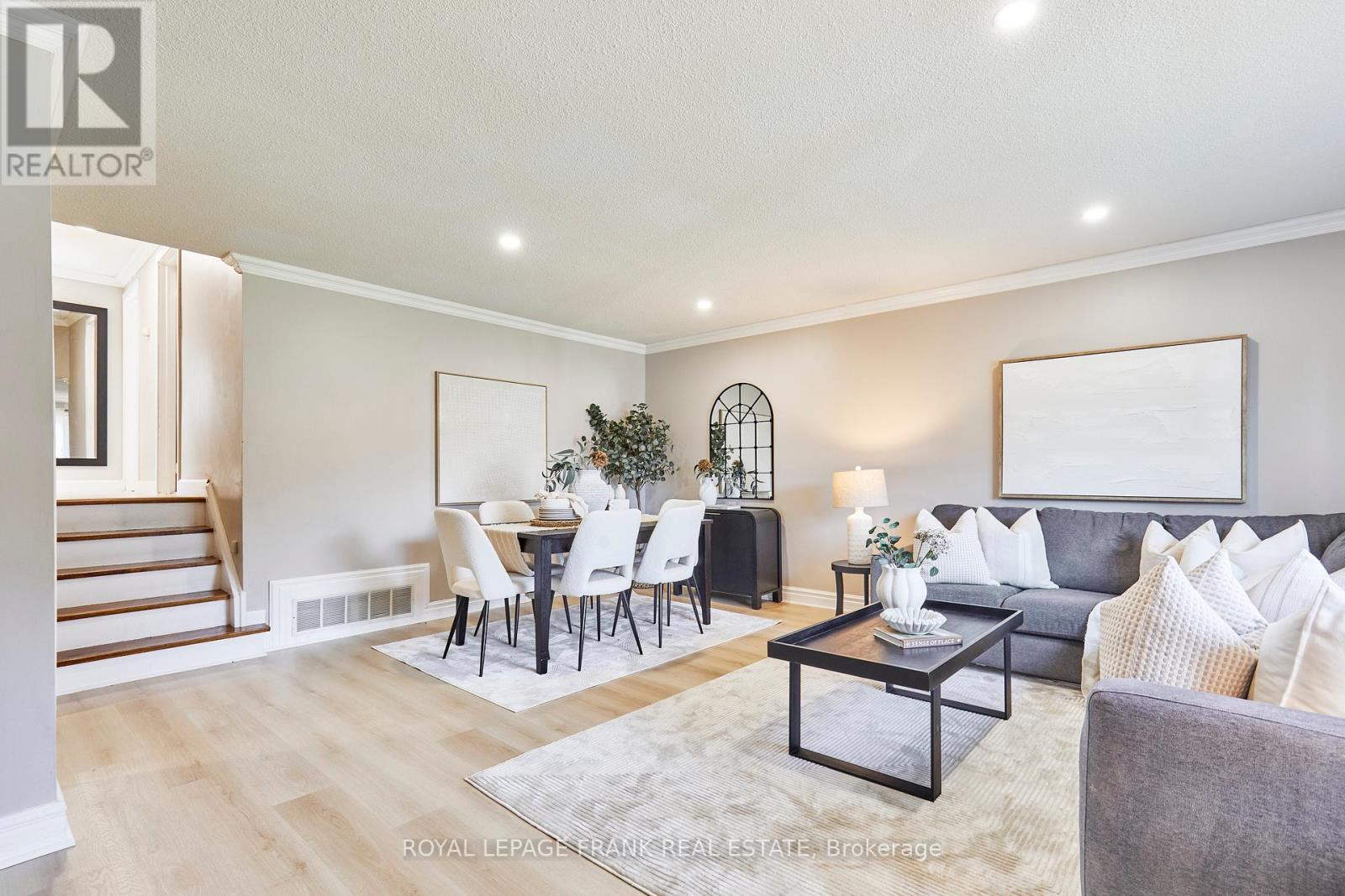 












24 ROSER CRESCENT

,
Clarington (Bowmanville),




Ontario
L1C3N6

