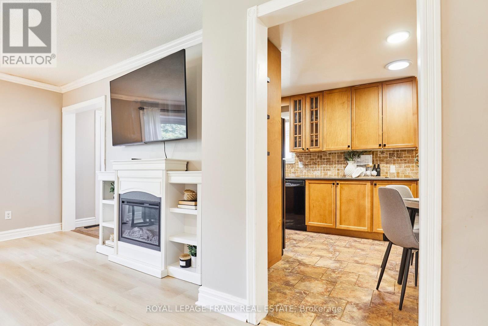 












24 ROSER CRESCENT

,
Clarington (Bowmanville),




Ontario
L1C3N6

