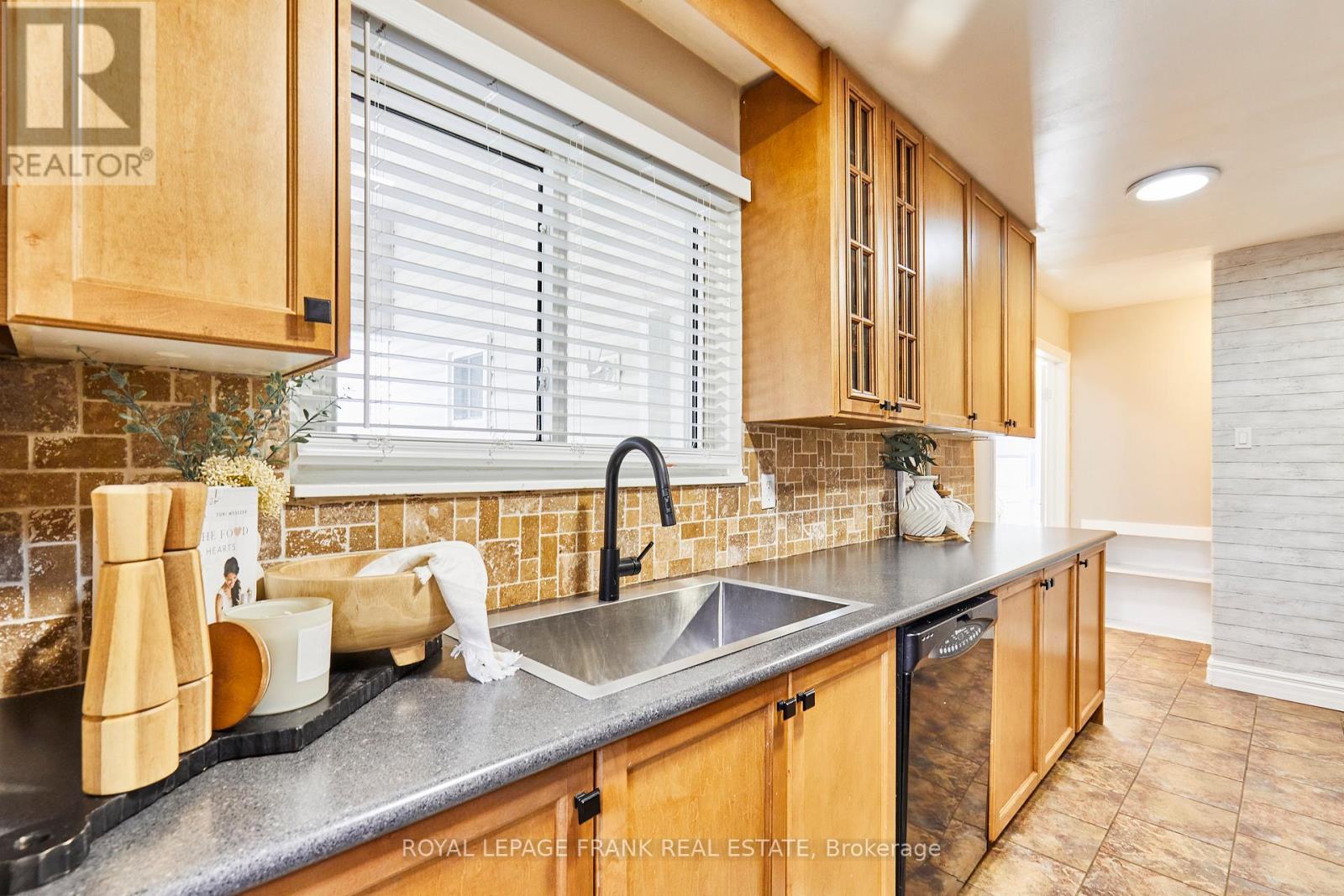 












24 ROSER CRESCENT

,
Clarington (Bowmanville),




Ontario
L1C3N6

