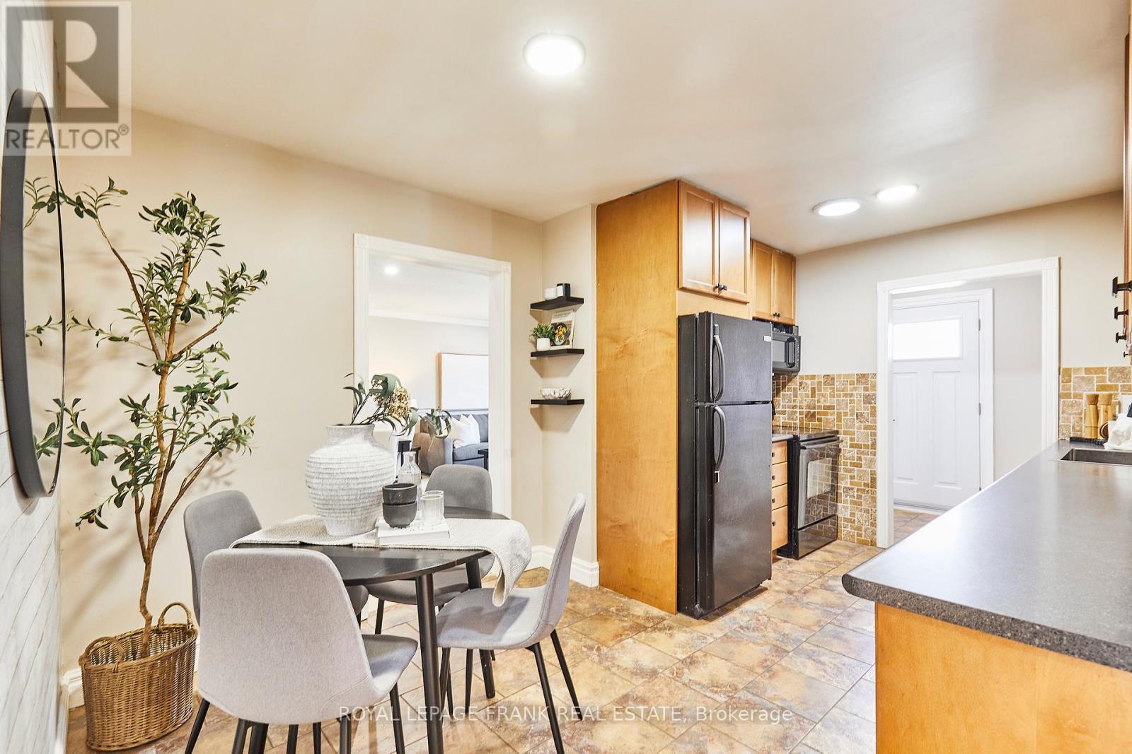 












24 ROSER CRESCENT

,
Clarington (Bowmanville),




Ontario
L1C3N6


