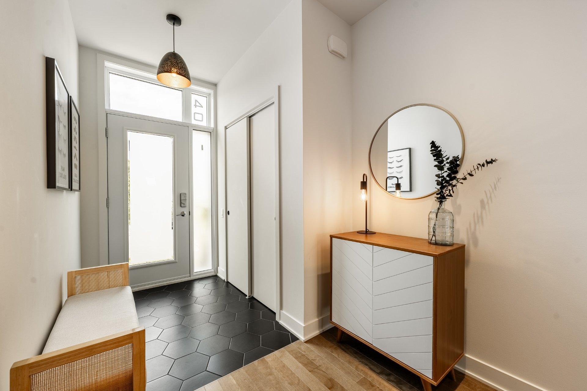 









40Z


Place Boulay

,
Saint-Basile-le-Grand,




QC
J3N0C6

