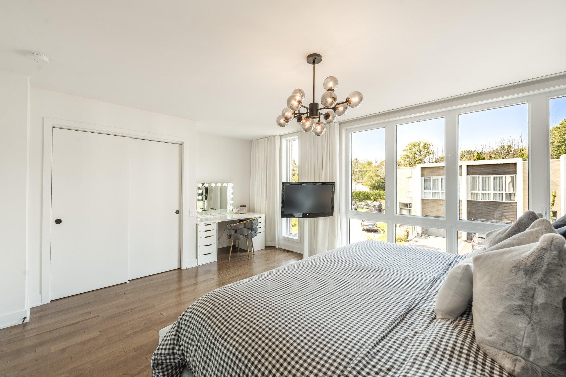 









40Z


Place Boulay

,
Saint-Basile-le-Grand,




QC
J3N0C6

