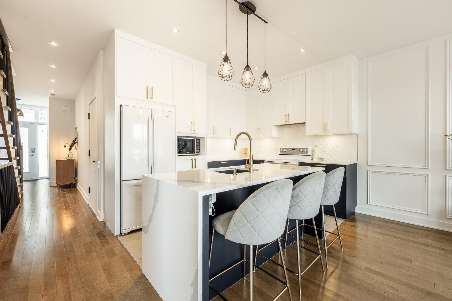 









40Z


Place Boulay

,
Saint-Basile-le-Grand,




QC
J3N0C6

