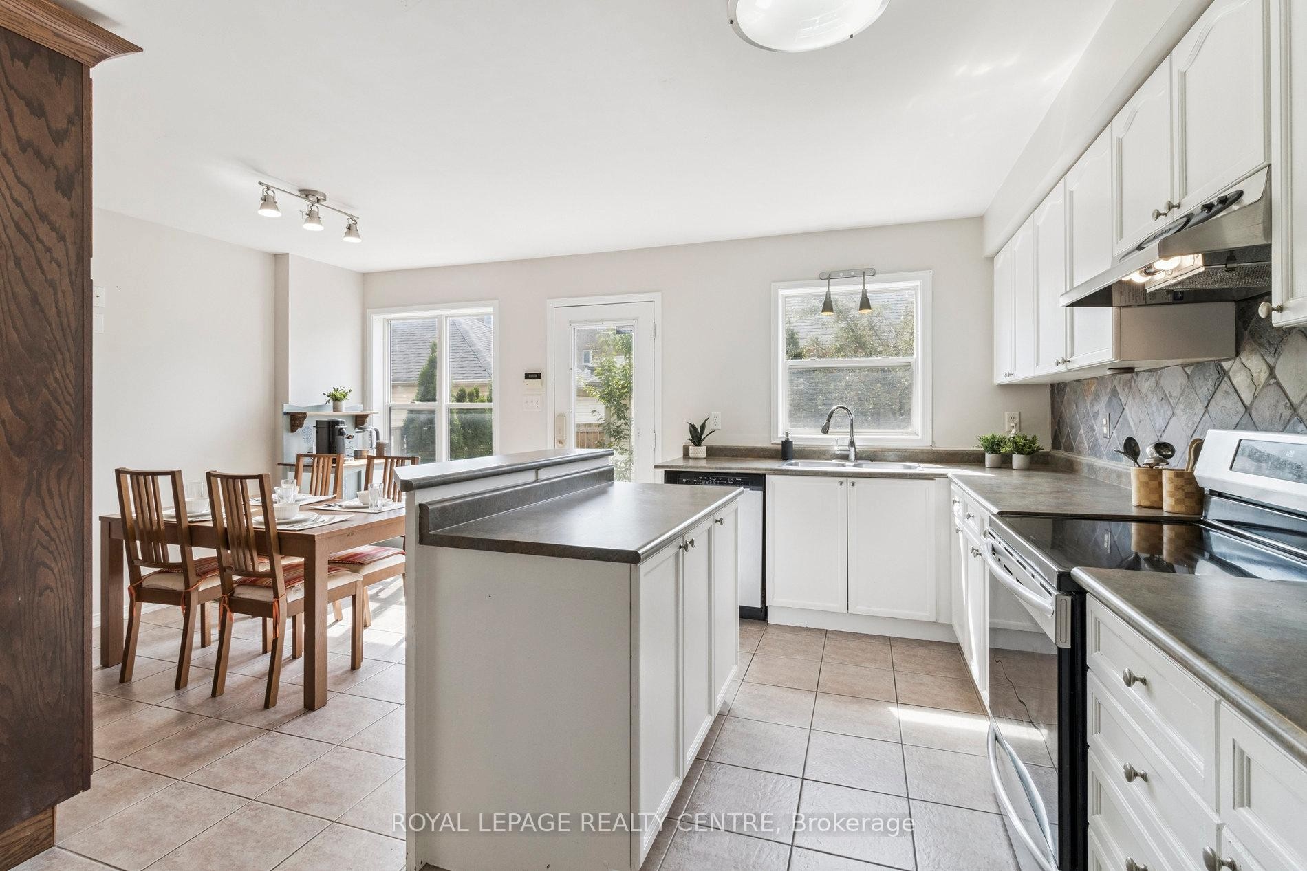 









90


Georgian

Drive,
Oakville,




ON
L6H 6V1

