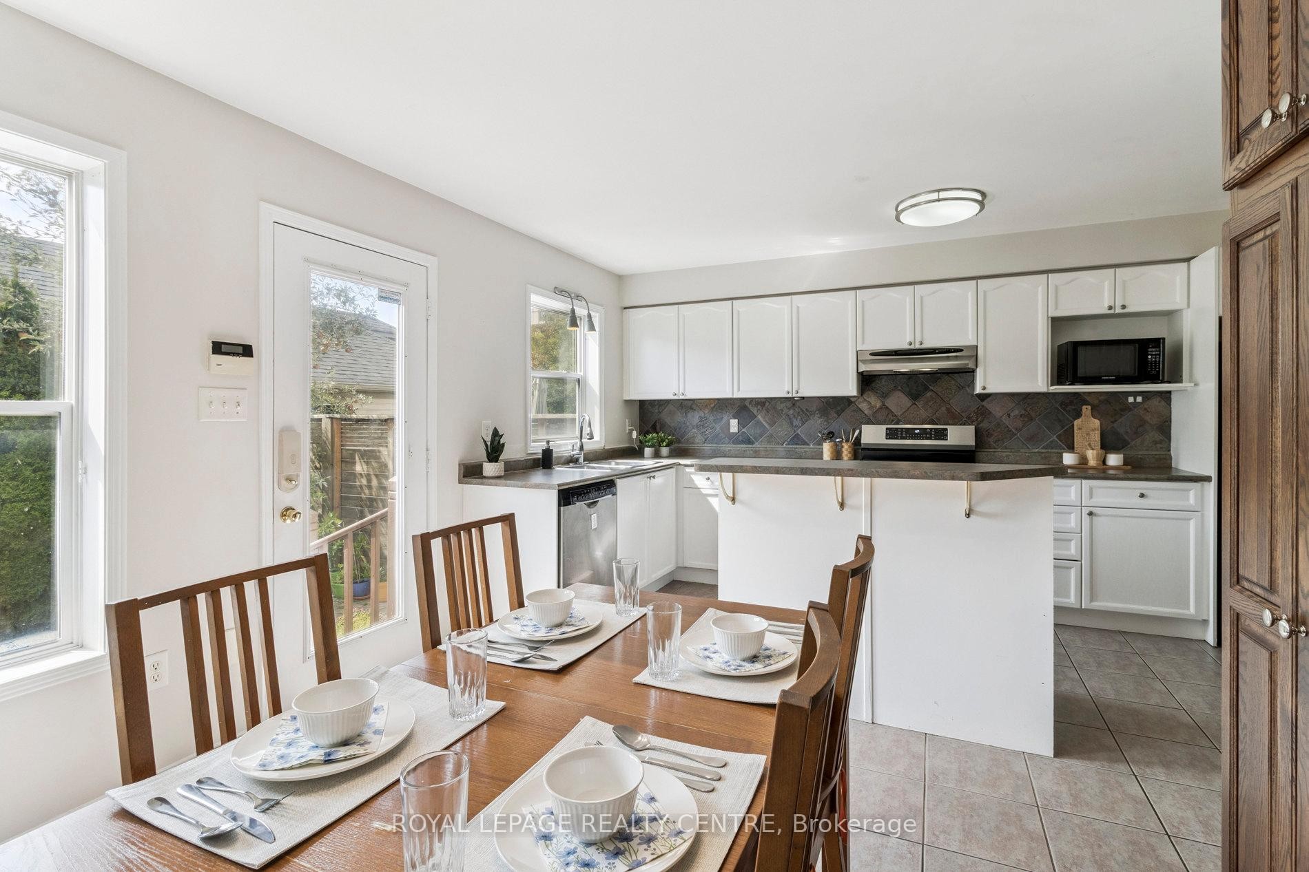 









90


Georgian

Drive,
Oakville,




ON
L6H 6V1

