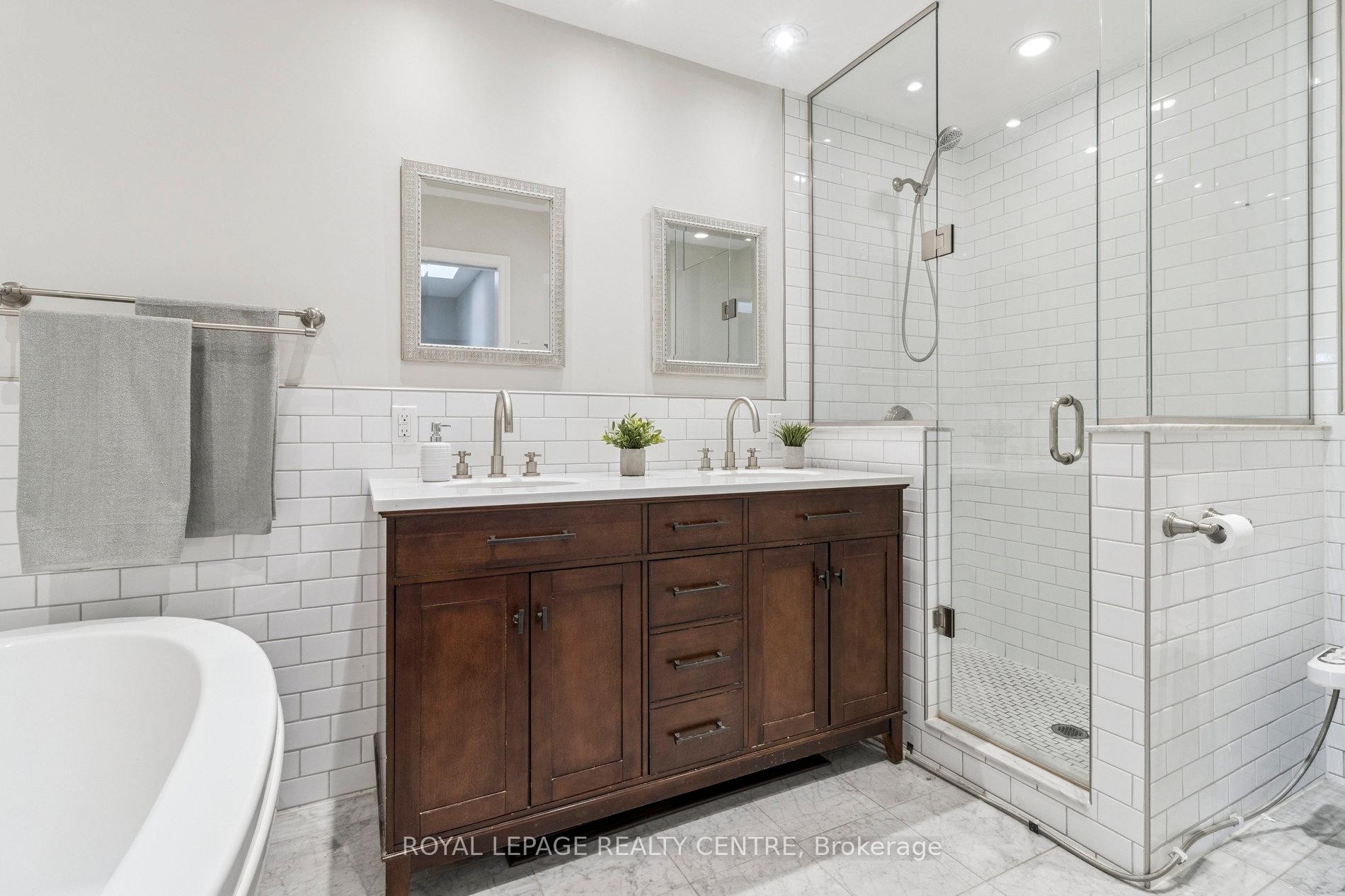 









90


Georgian

Drive,
Oakville,




ON
L6H 6V1

