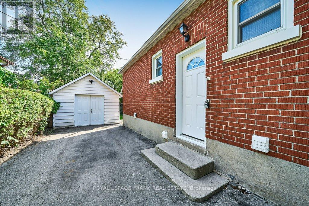 












305 JAMES STREET

,
Whitby (Downtown Whitby),




Ontario
L1N1G4

