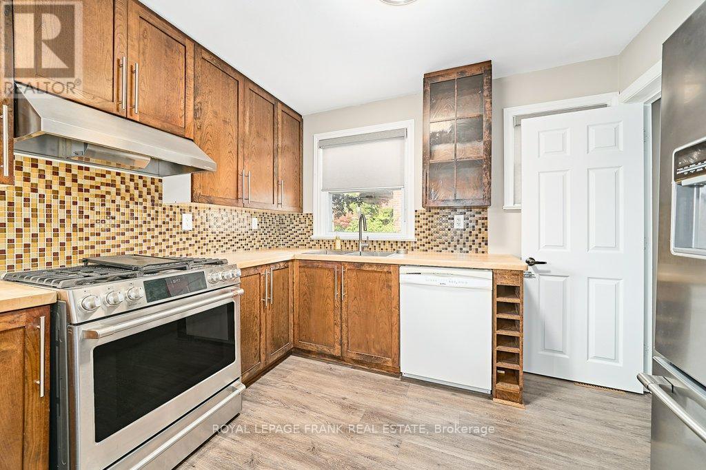 












305 JAMES STREET

,
Whitby (Downtown Whitby),




Ontario
L1N1G4

