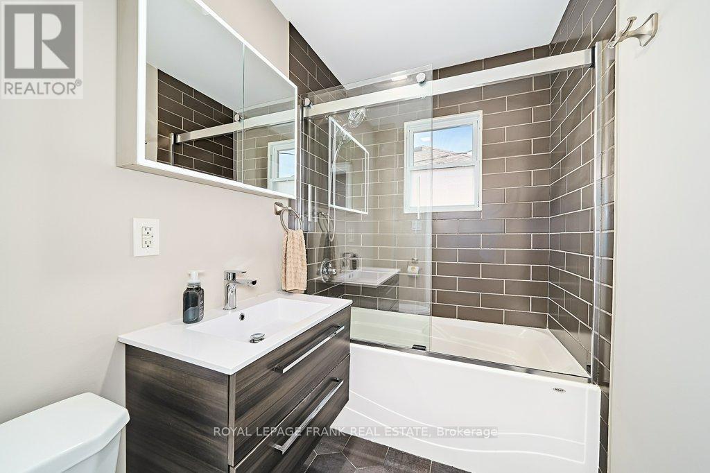 












305 JAMES STREET

,
Whitby (Downtown Whitby),




Ontario
L1N1G4

