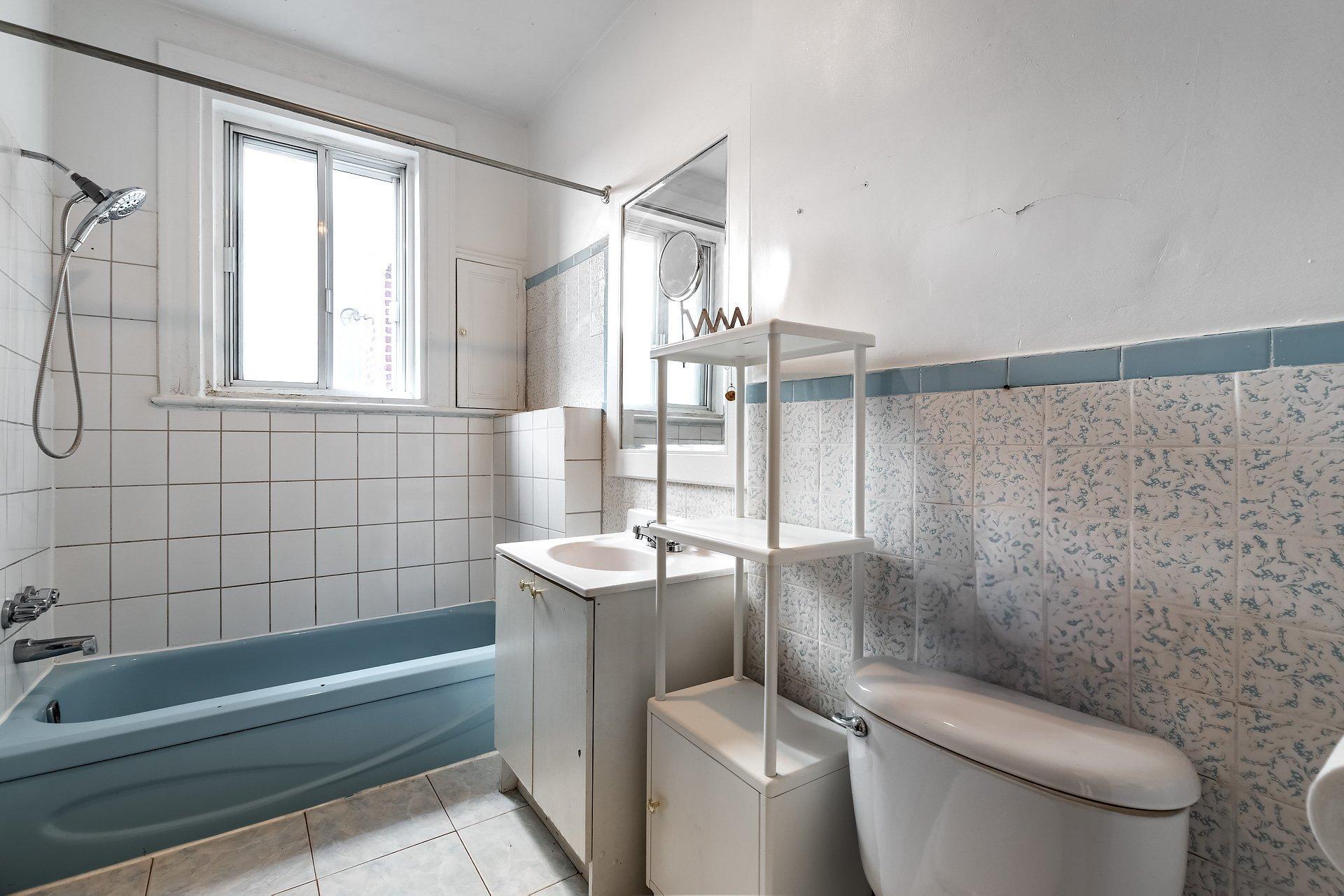 









7457

 - 7461


Av. De L'Épée

,
Montréal (Villeray/Saint-Michel/Parc-Extension),




QC
H3N2E4

