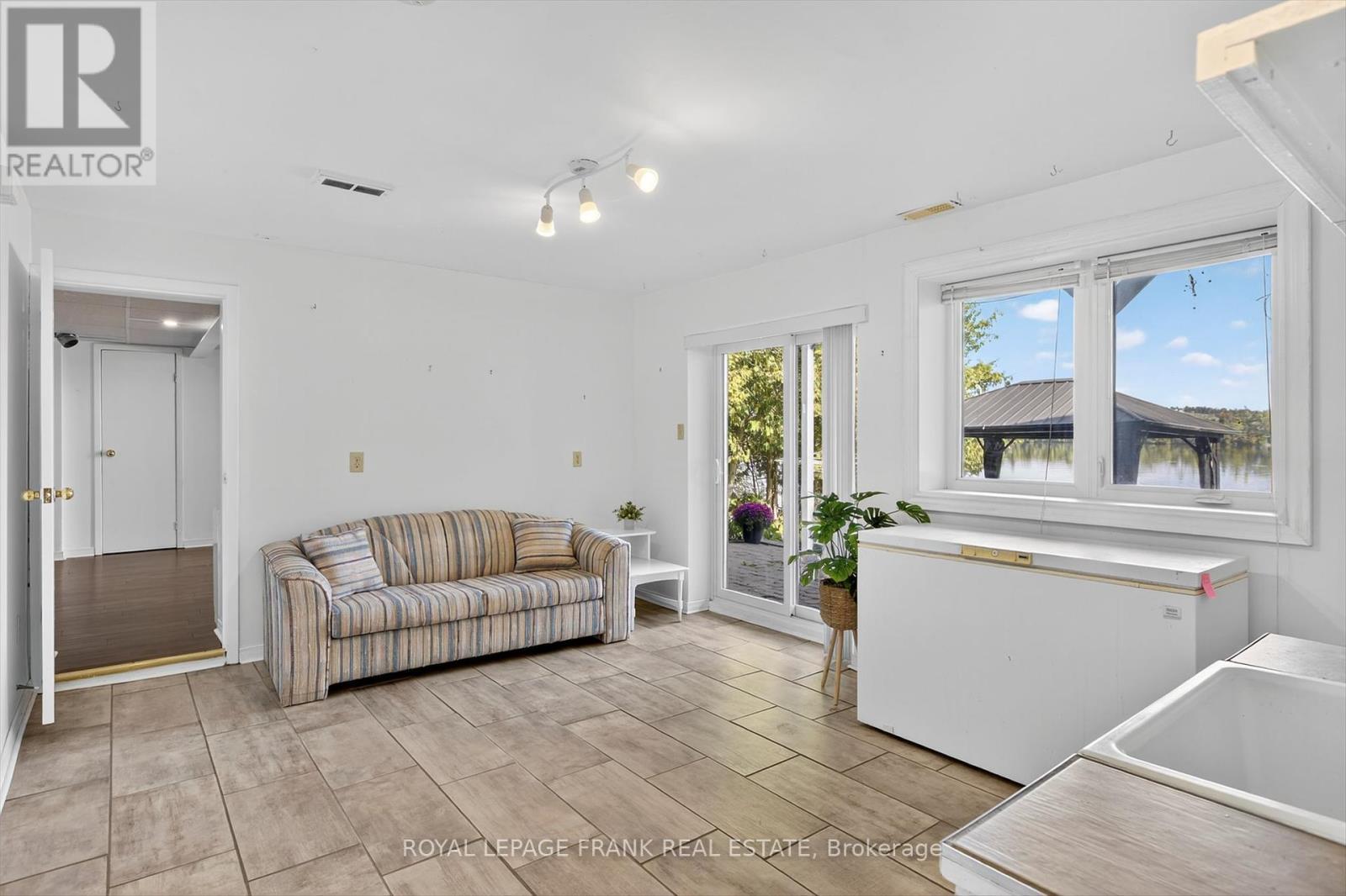 












257 ARNOTT DRIVE

,
Selwyn,




Ontario
K0L1T0

