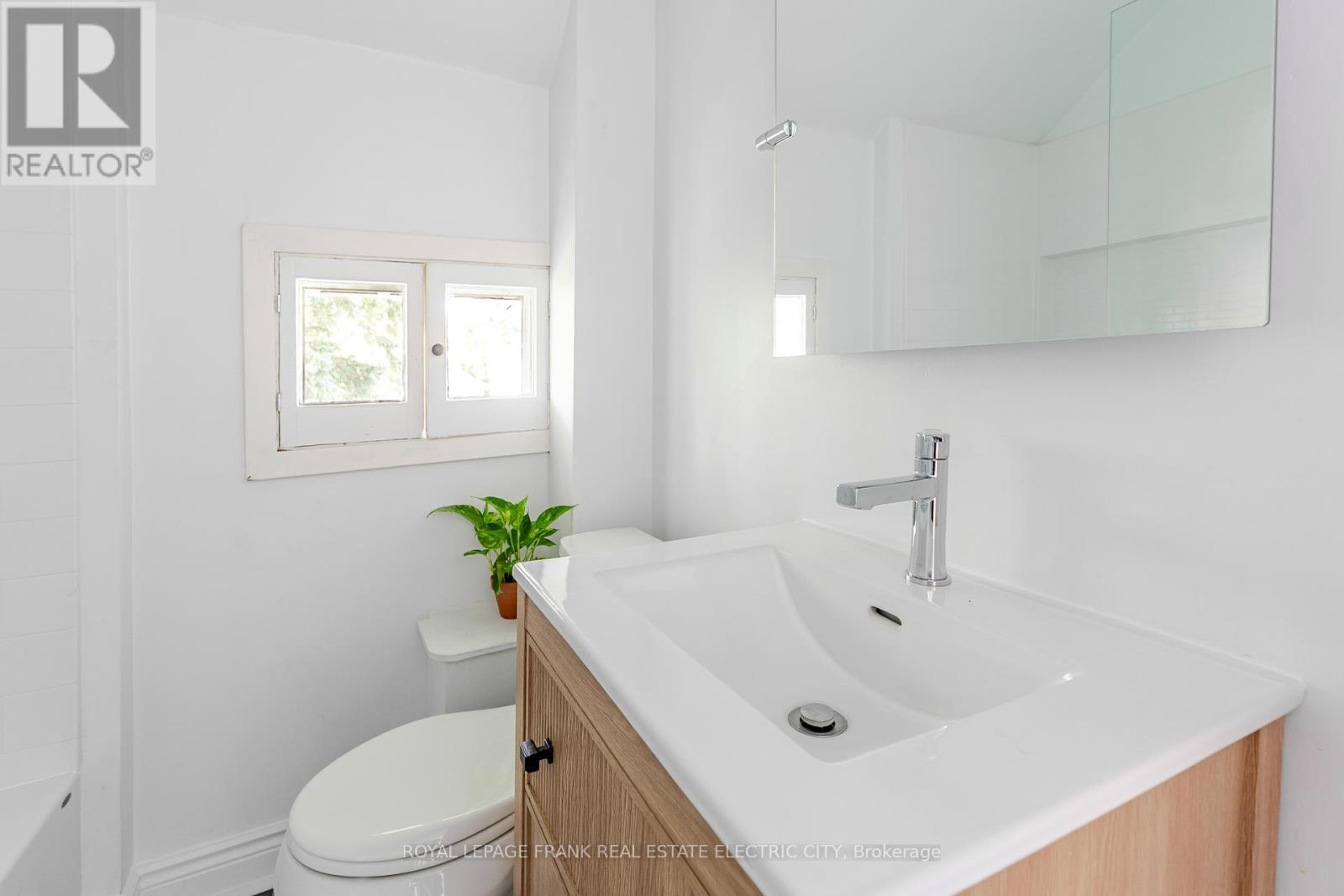 












193 LAKE STREET

,
Peterborough (Town Ward 3),




Ontario
K9J2H4

