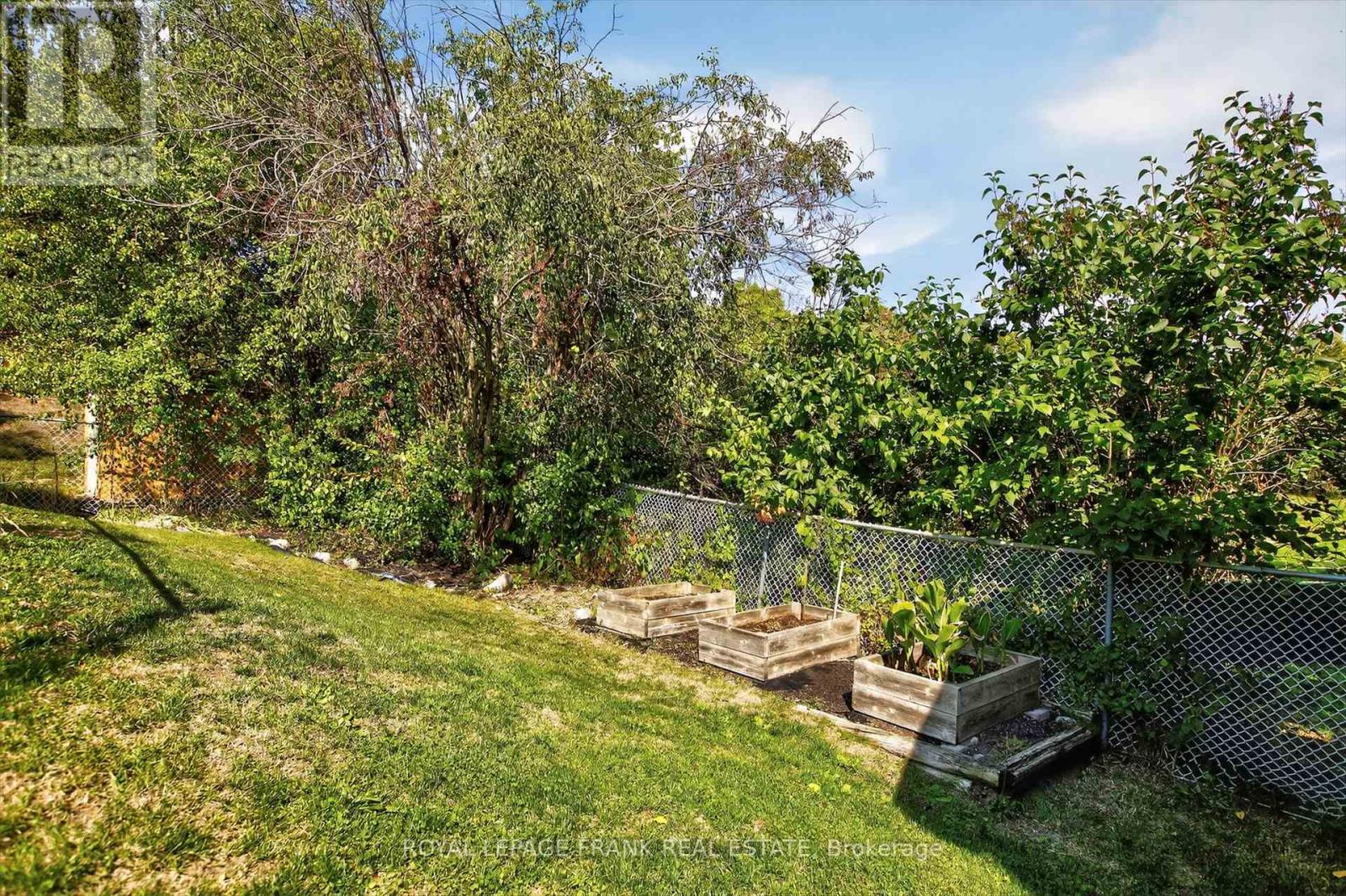 












948 GOLFVIEW ROAD

,
Peterborough (Otonabee Ward 1),




Ontario
K9J7W4

