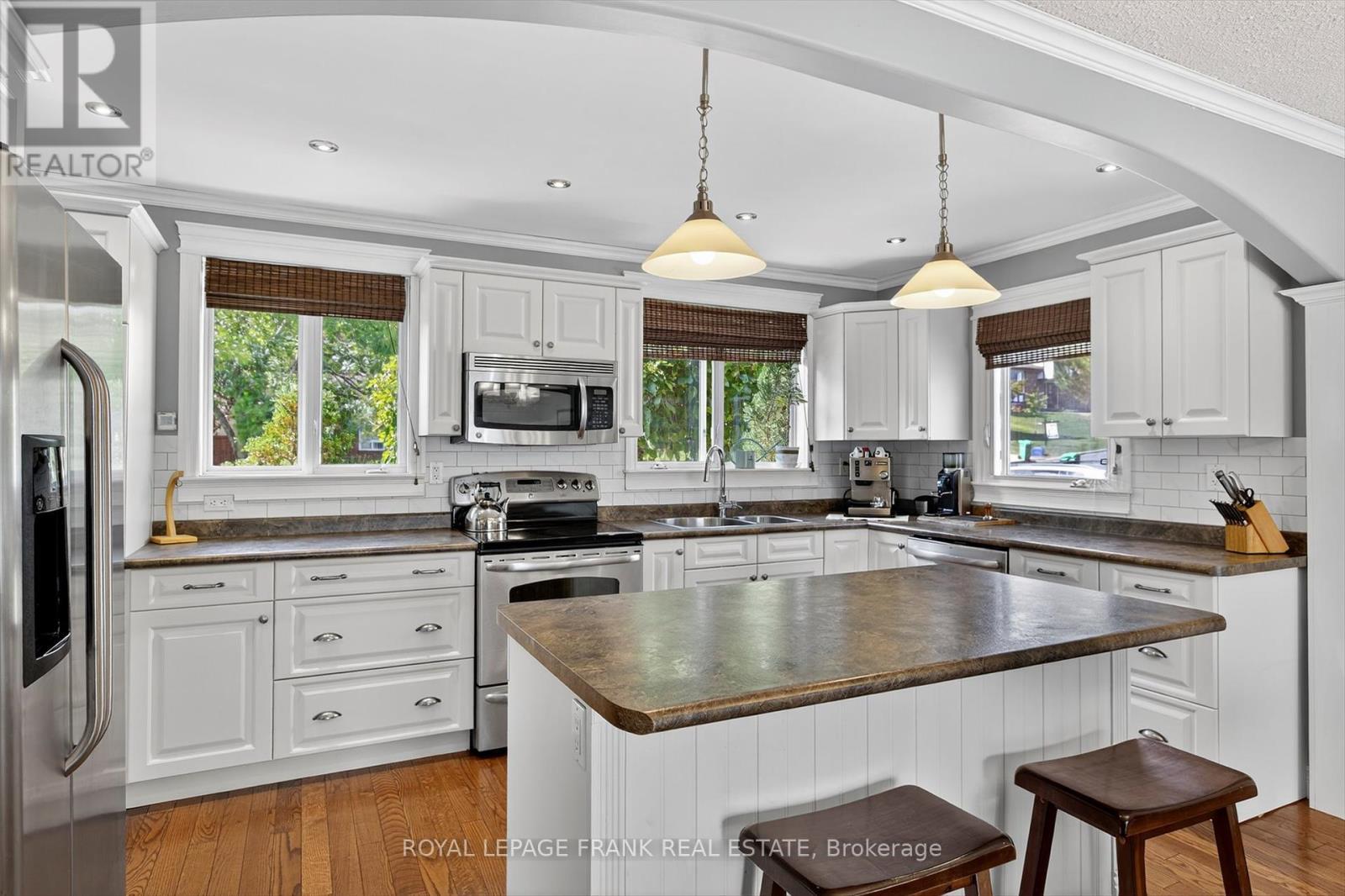 












948 GOLFVIEW ROAD

,
Peterborough (Otonabee Ward 1),




Ontario
K9J7W4


