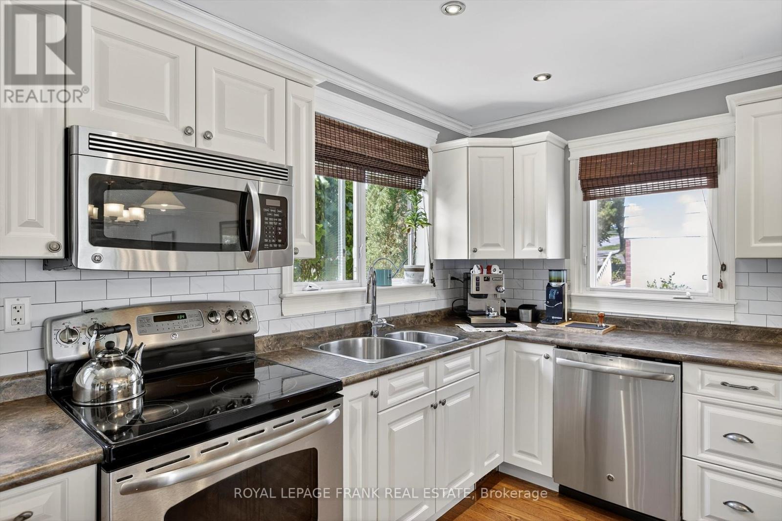 












948 GOLFVIEW ROAD

,
Peterborough (Otonabee Ward 1),




Ontario
K9J7W4

