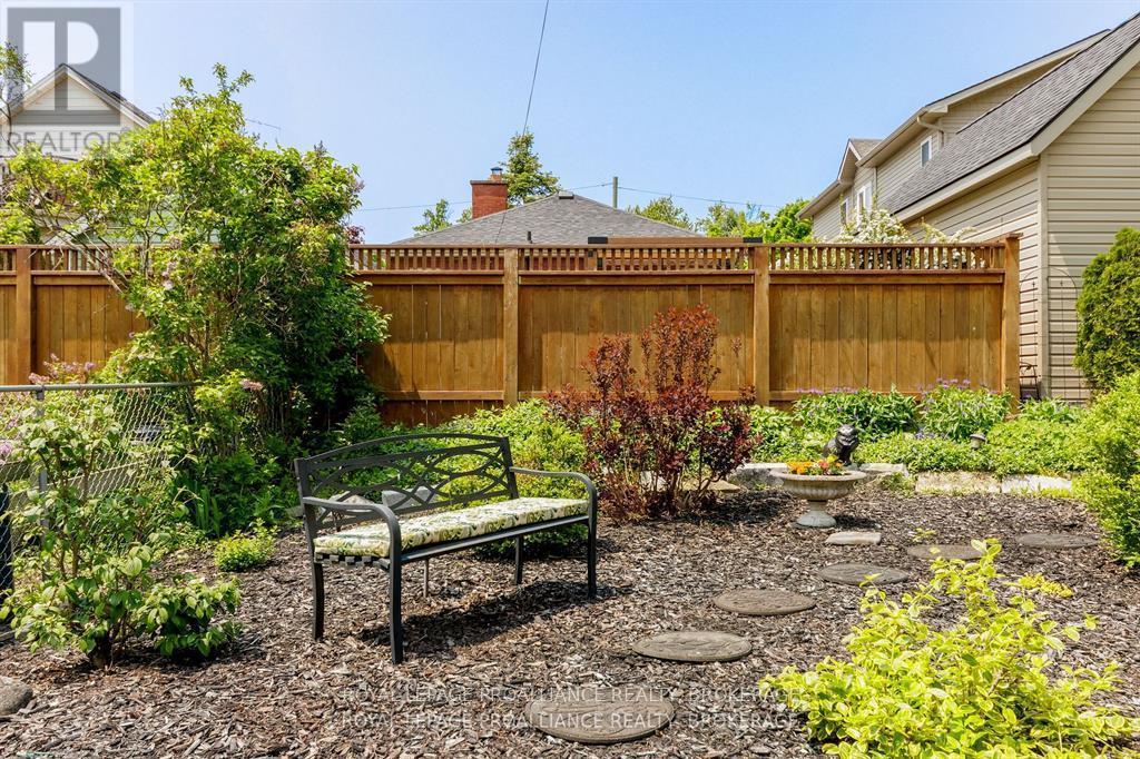 












196 WILLINGDON AVENUE

,
Kingston (Central City East),




Ontario
K7L4H8


