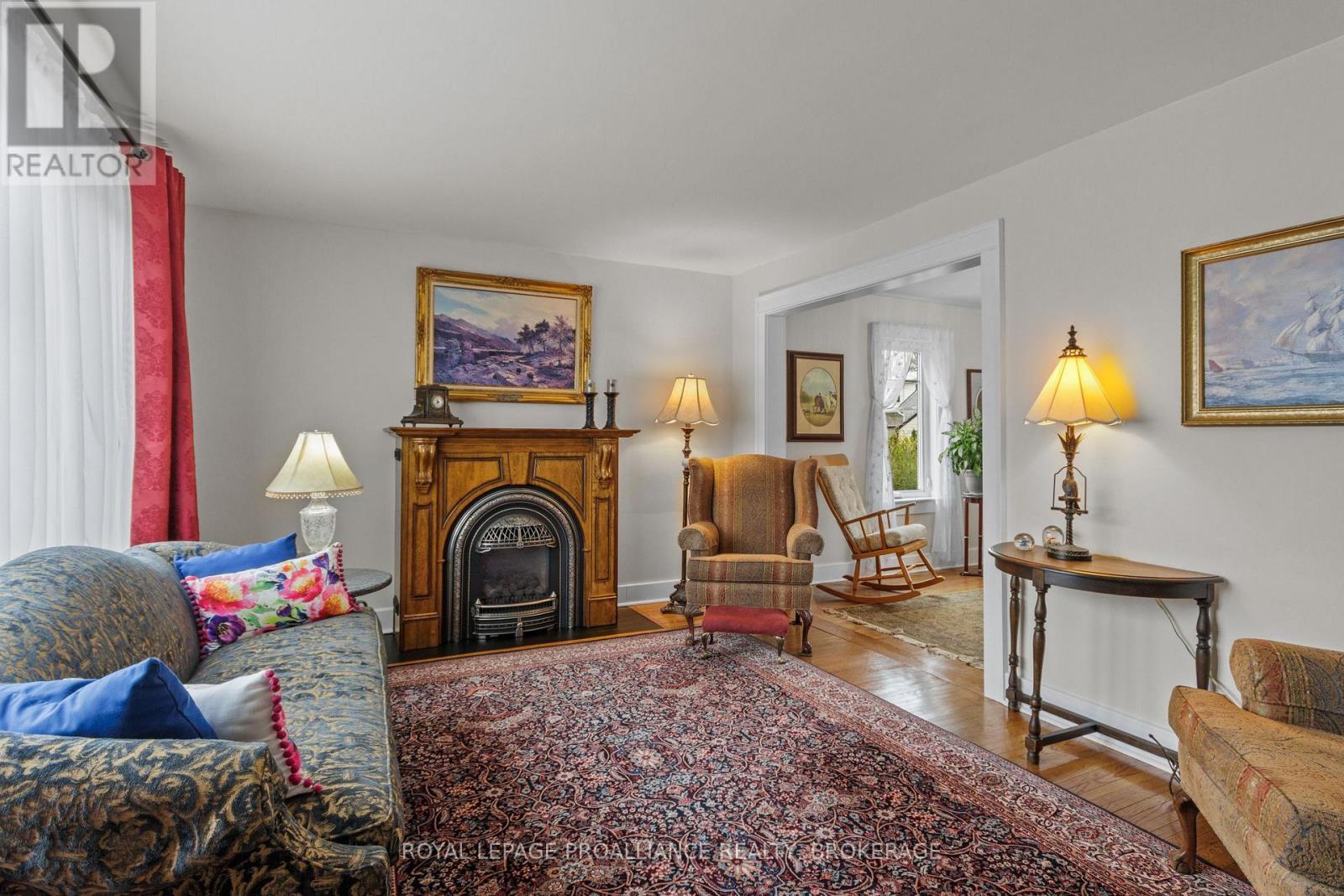 












196 WILLINGDON AVENUE

,
Kingston (Central City East),




Ontario
K7L4H8

