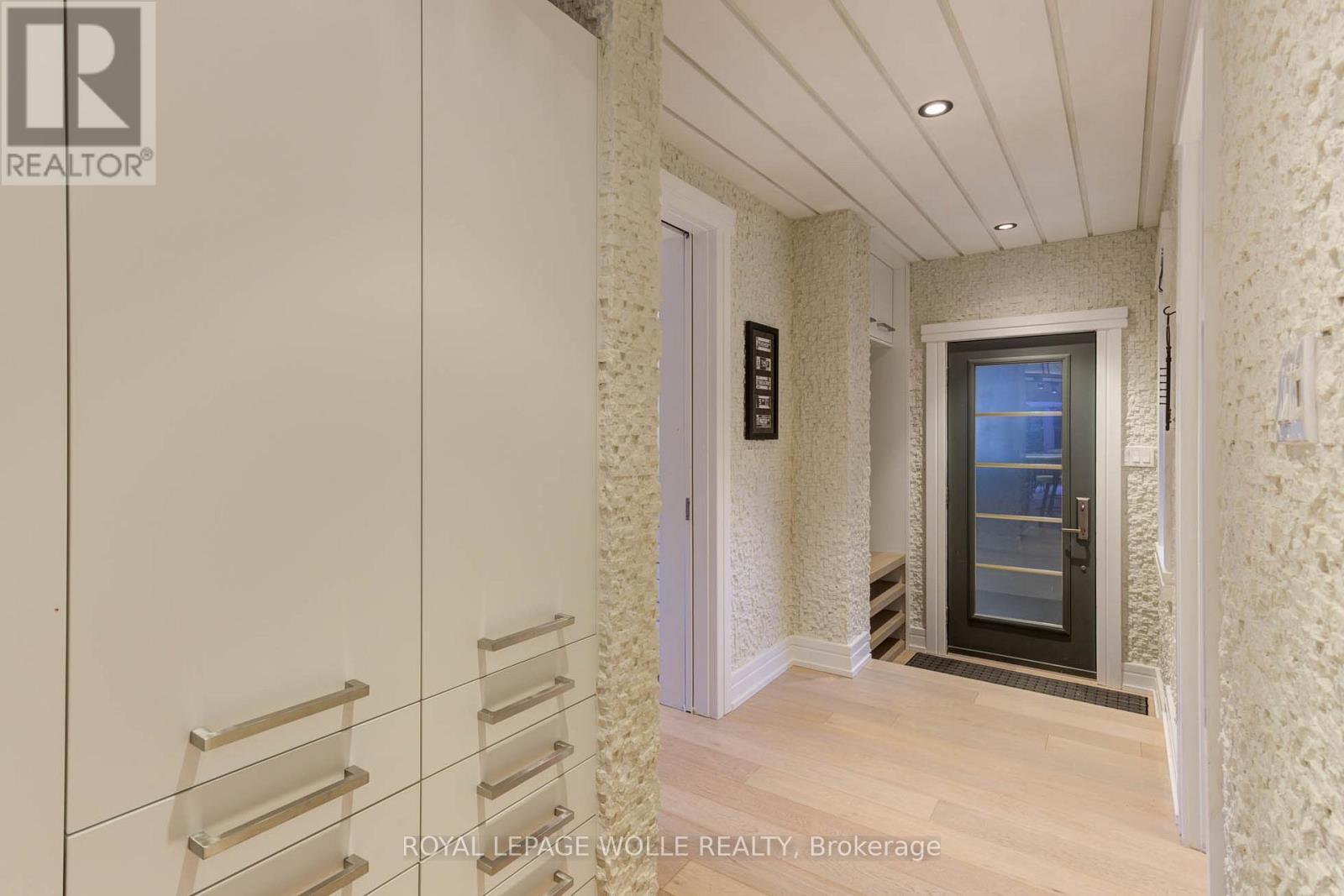 












14 JAMES COURT

,
Wellesley,




Ontario
N0B2M1

