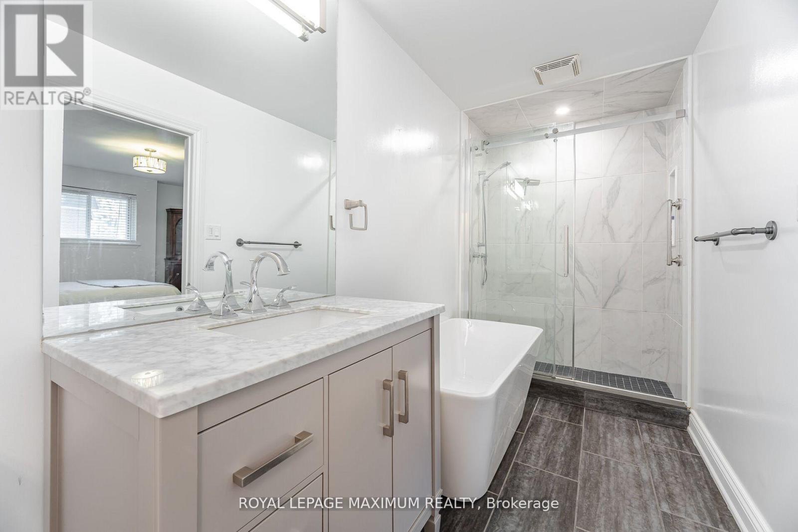 












17 - 90 GEORGE HENRY BOULEVARD

,
Toronto,




Ontario
M2J1E7

