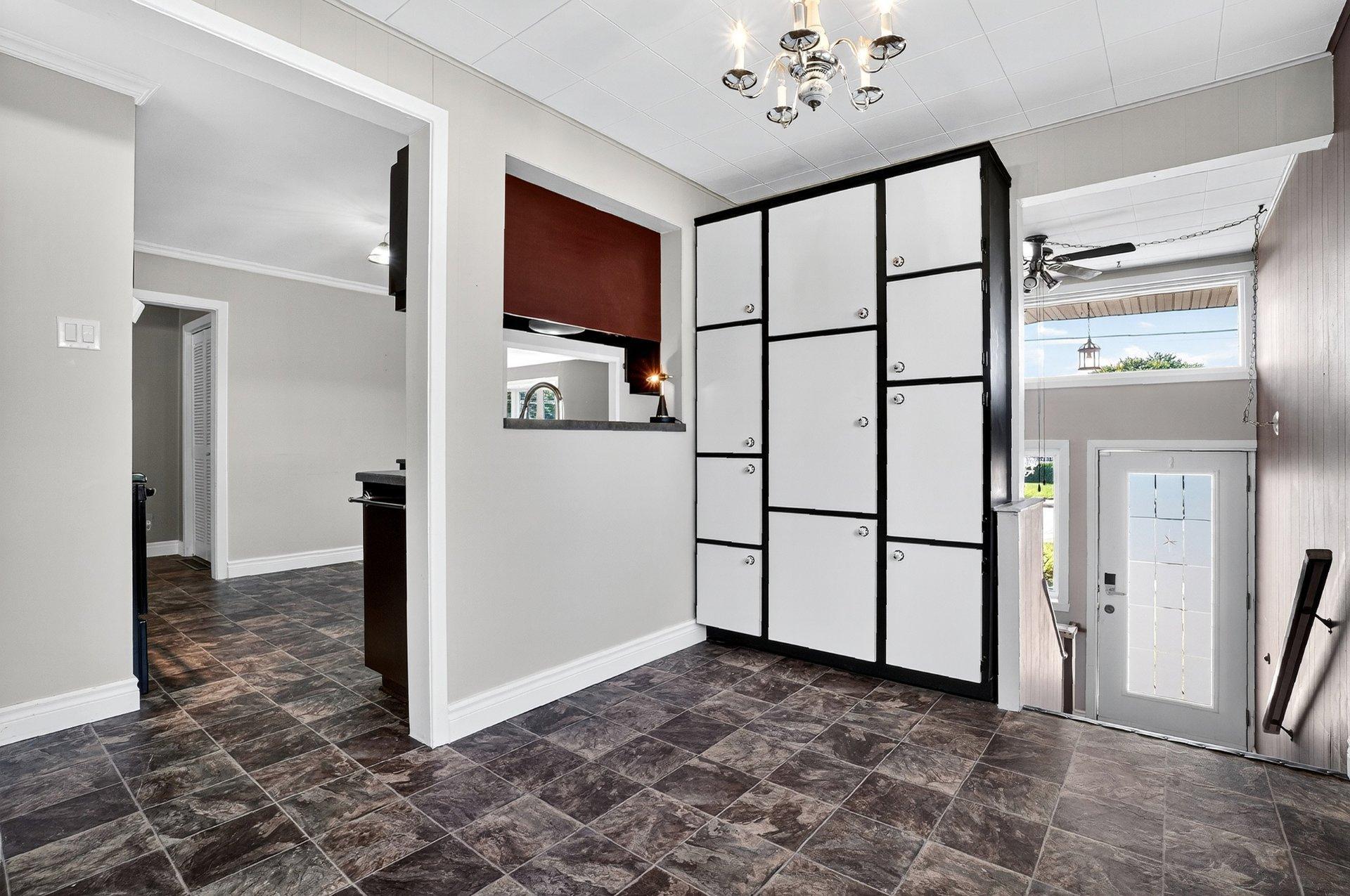 









436


6e Avenue

,
Saint-Jean-sur-Richelieu,




QC
J2X1R5

