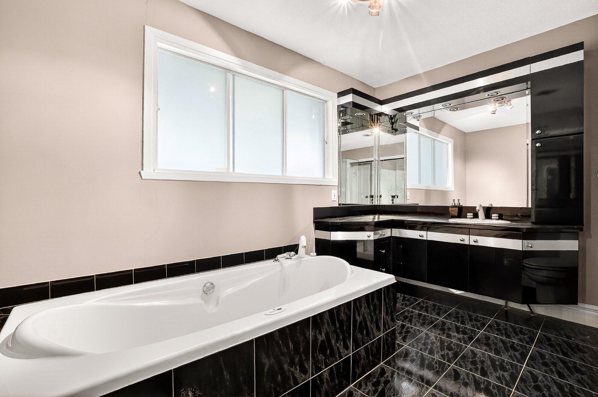 









436


6e Avenue

,
Saint-Jean-sur-Richelieu,




QC
J2X1R5

