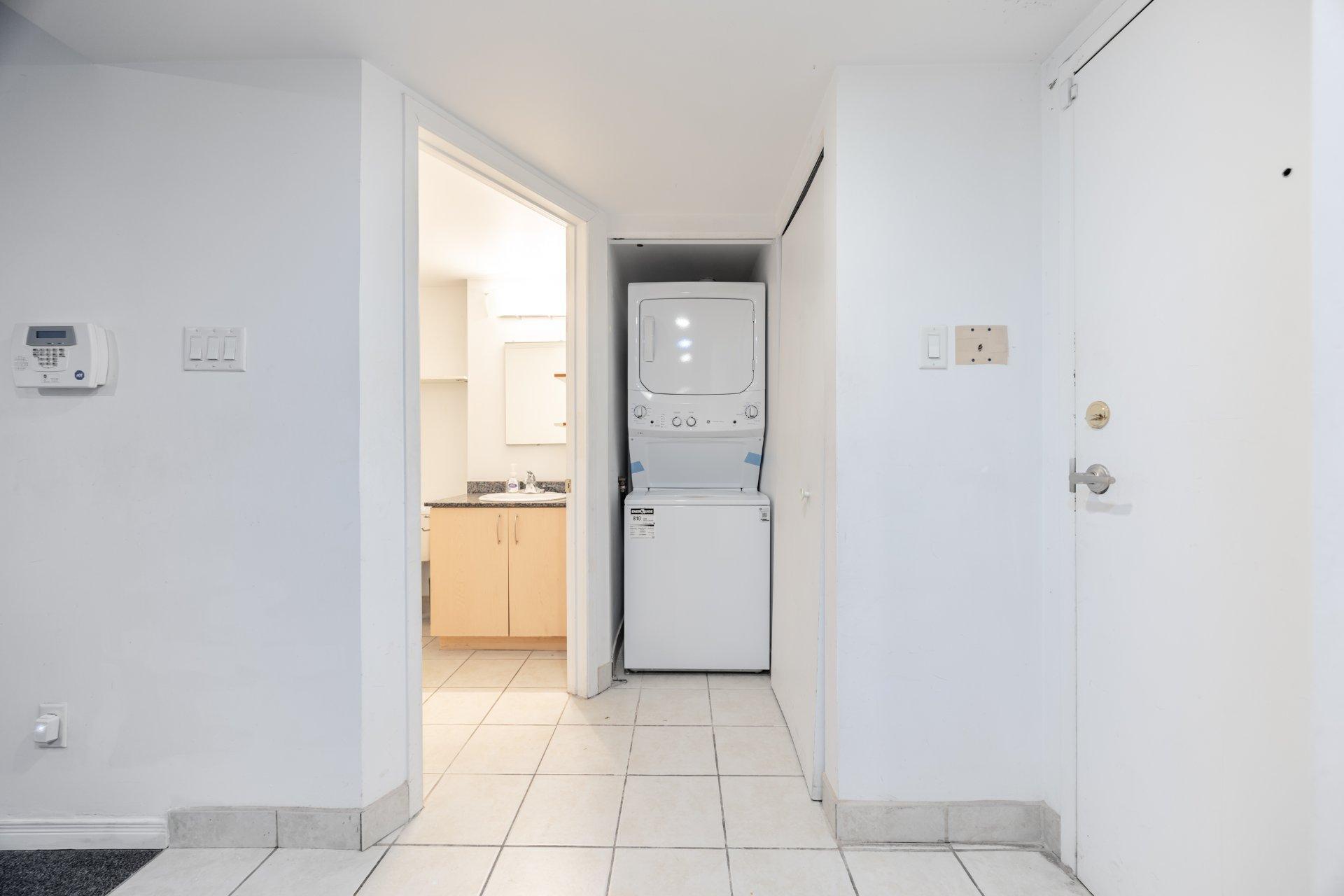 









98


Rue Charlotte

, 158,
Montréal (Ville-Marie),




QC
H2X3V2

