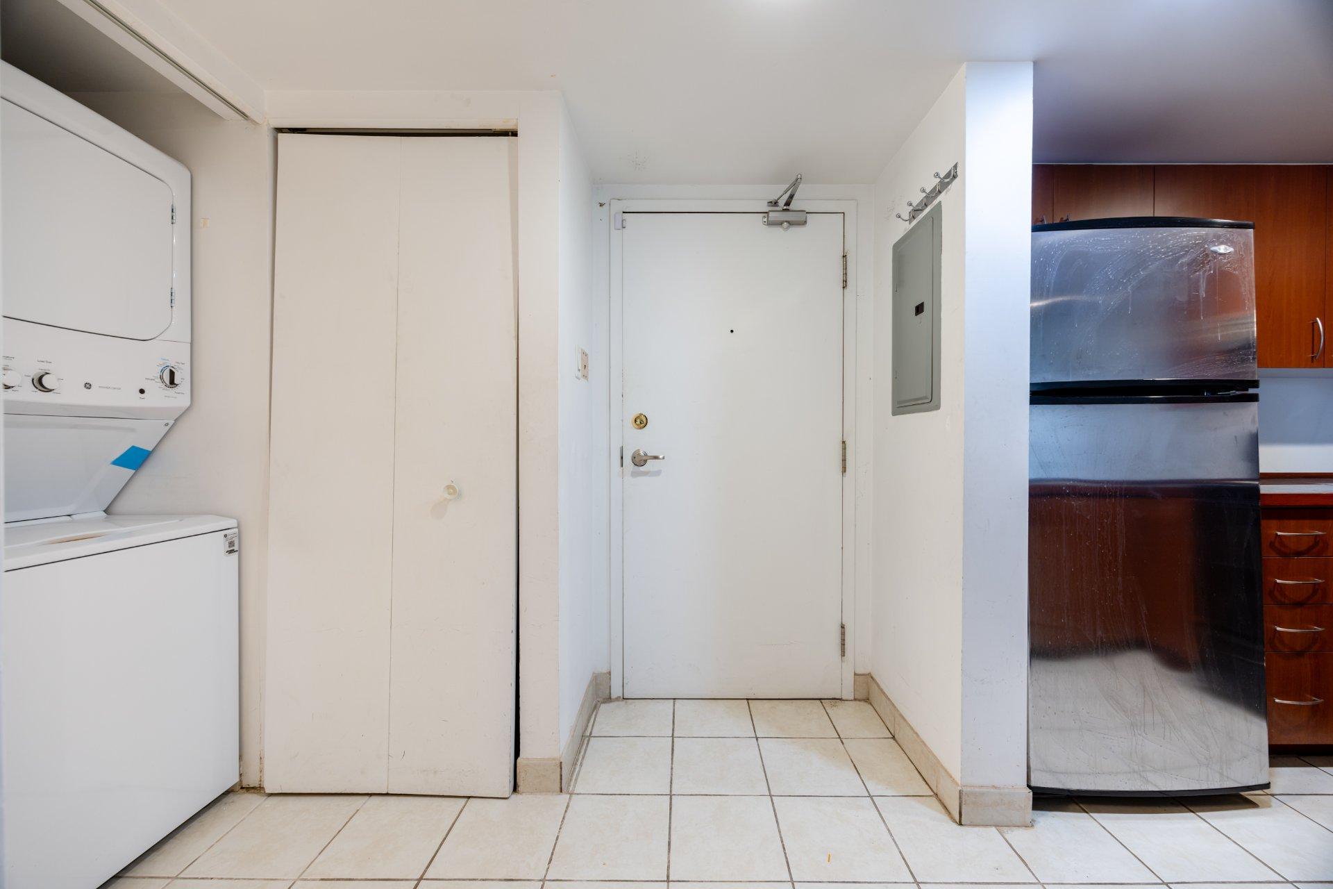









98


Rue Charlotte

, 158,
Montréal (Ville-Marie),




QC
H2X3V2

