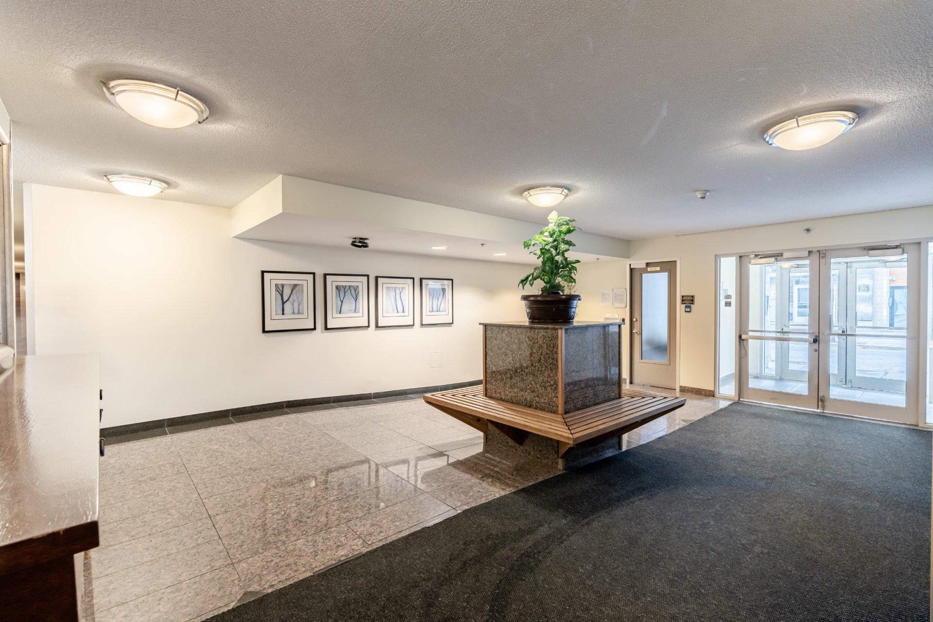 









98


Rue Charlotte

, 158,
Montréal (Ville-Marie),




QC
H2X3V2

