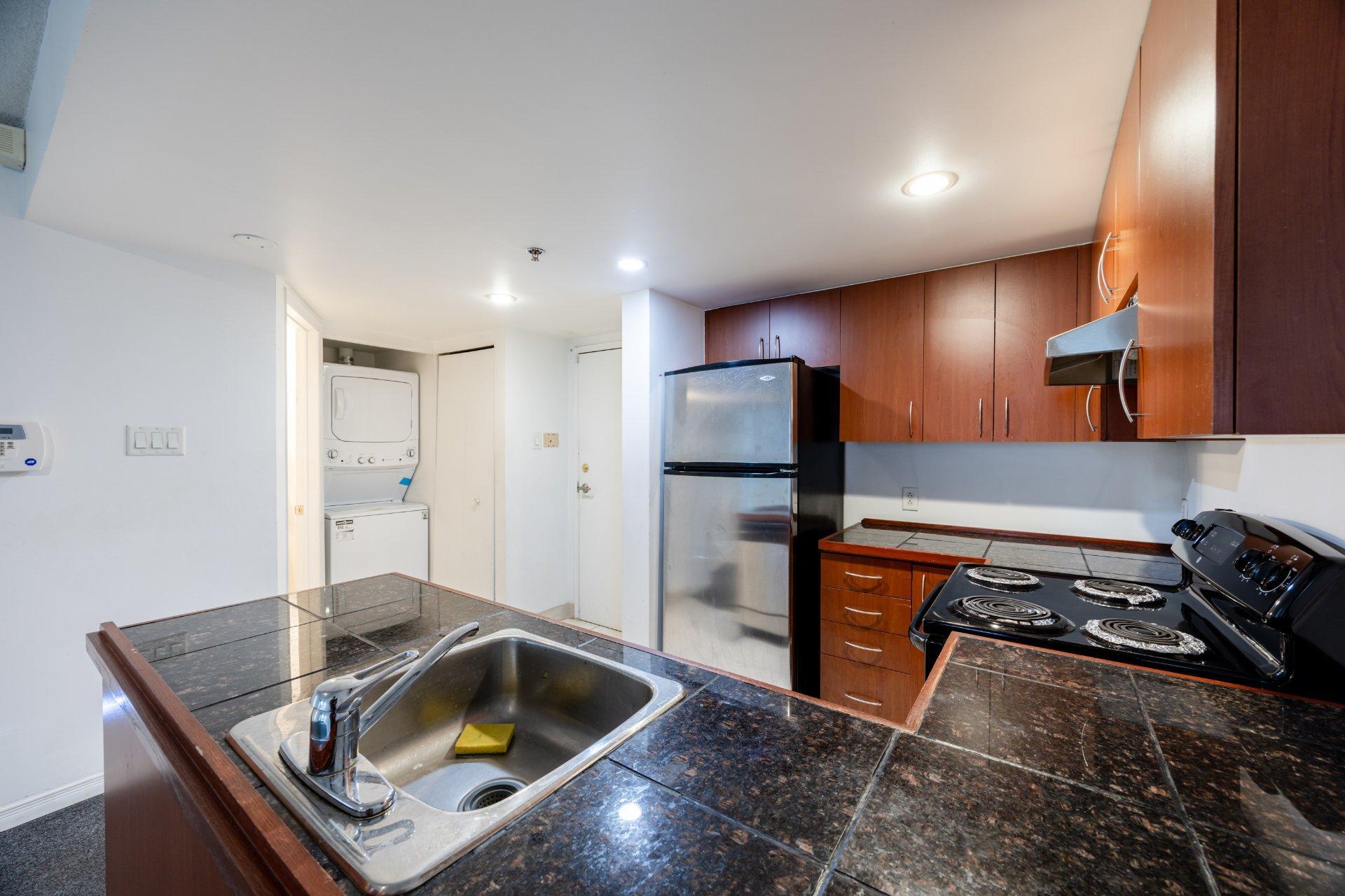 









98


Rue Charlotte

, 158,
Montréal (Ville-Marie),




QC
H2X3V2

