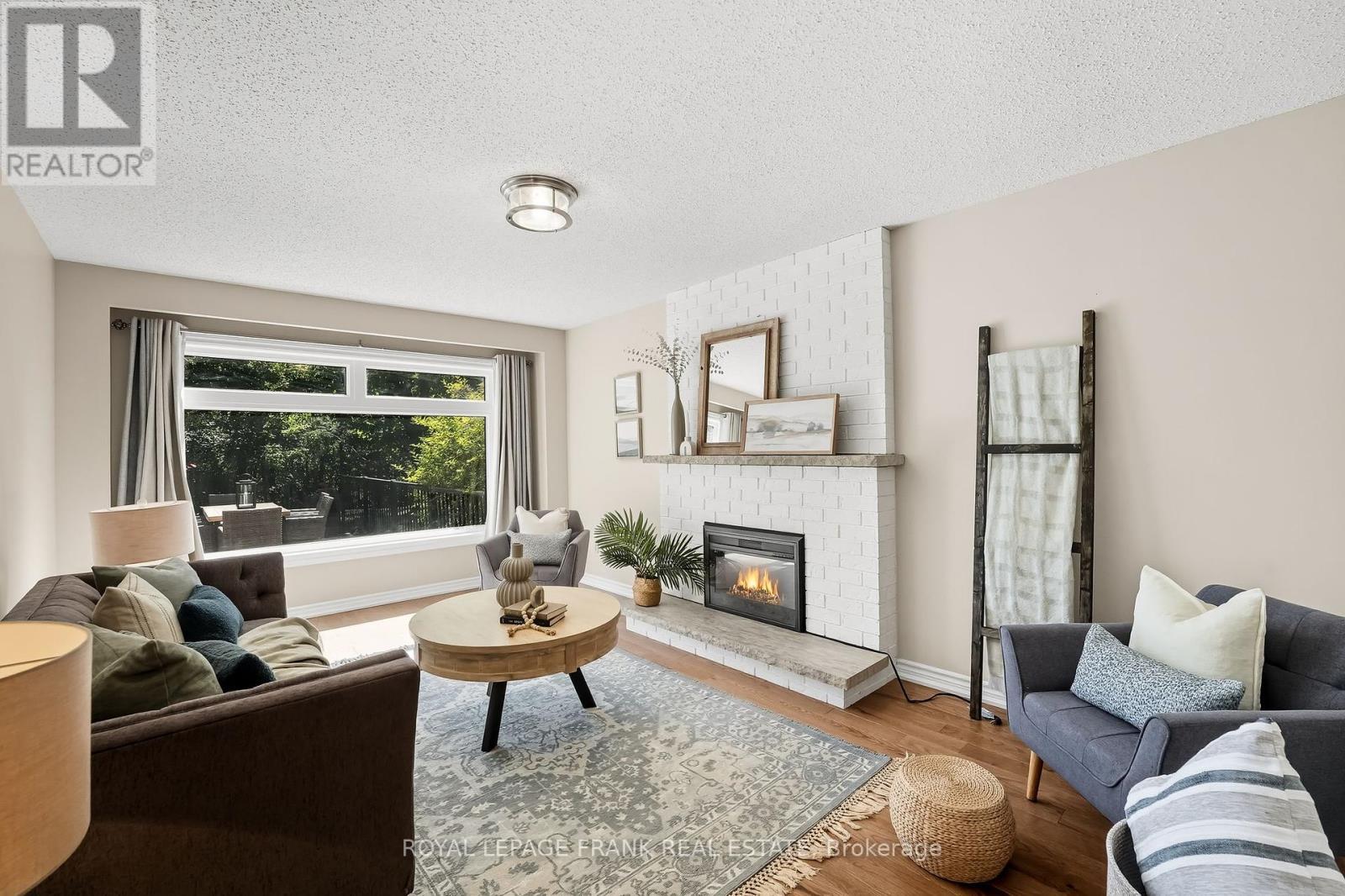












49 RICE DRIVE

,
Whitby (Pringle Creek),




Ontario
L1N7Z3

