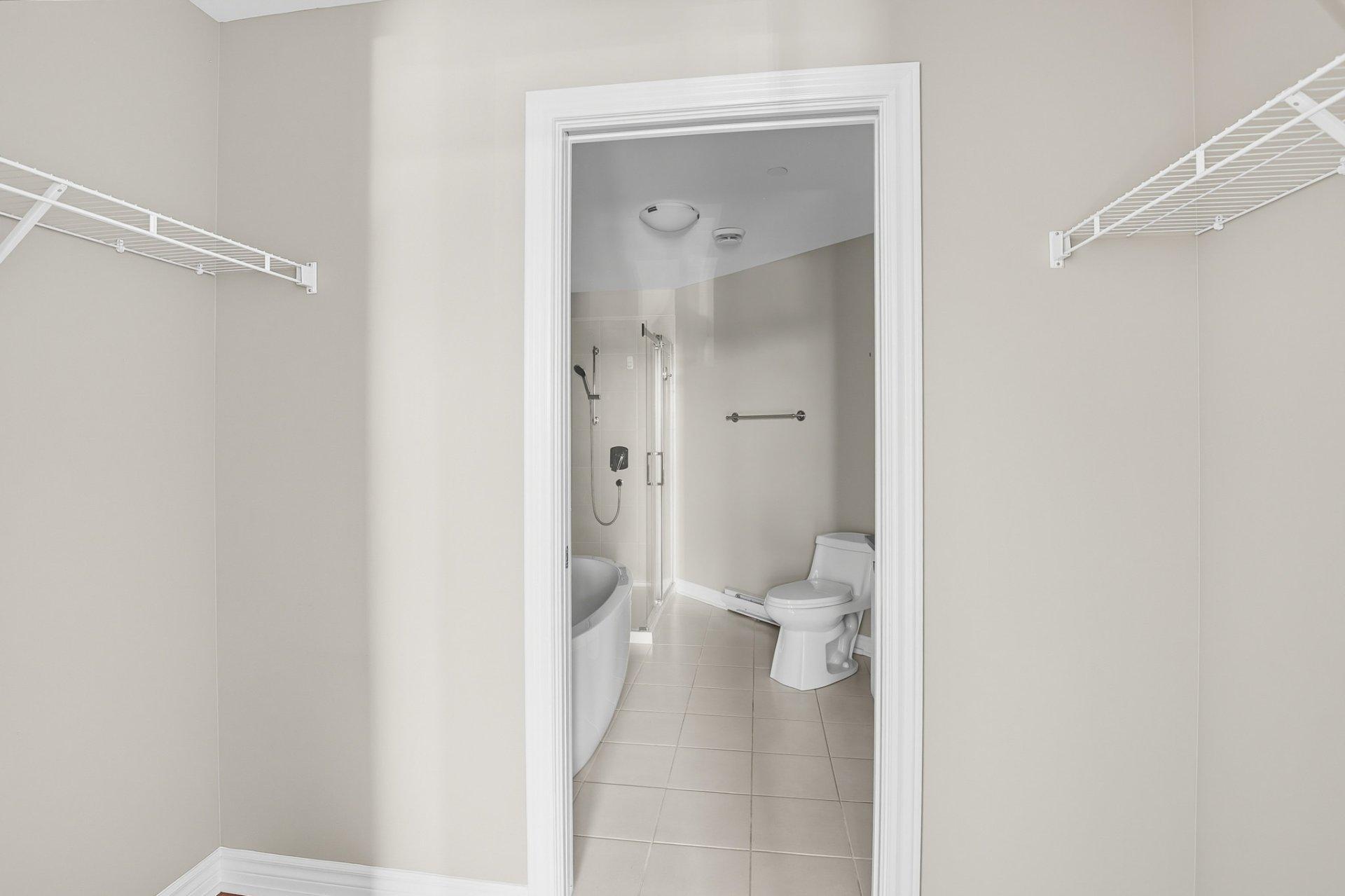 









1180


Ch. d'Aylmer

, 512,
Gatineau (Aylmer),




QC
J9H0G5

