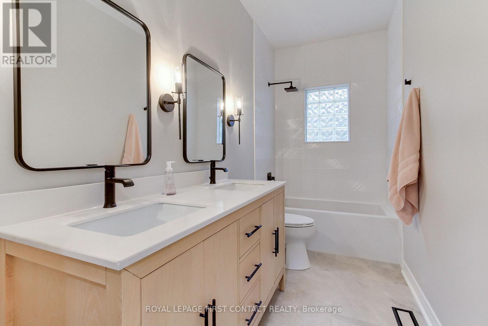 












8 PELOSI WAY

,
East Gwillimbury,




Ontario
L0G1M0

